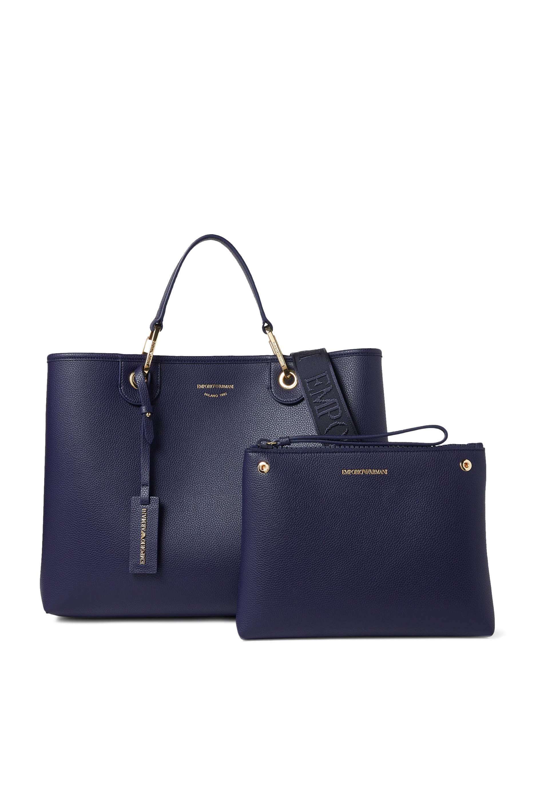 حقيبة يد مزينة بشعار الماركة