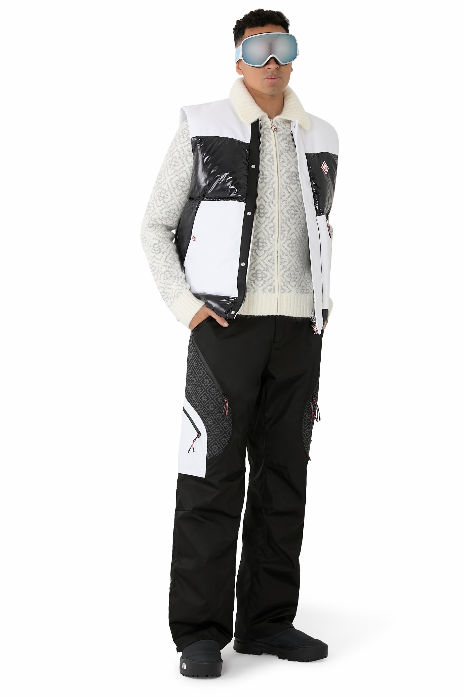 كنزة بسحاب ونقشة حرف شعار الماركة