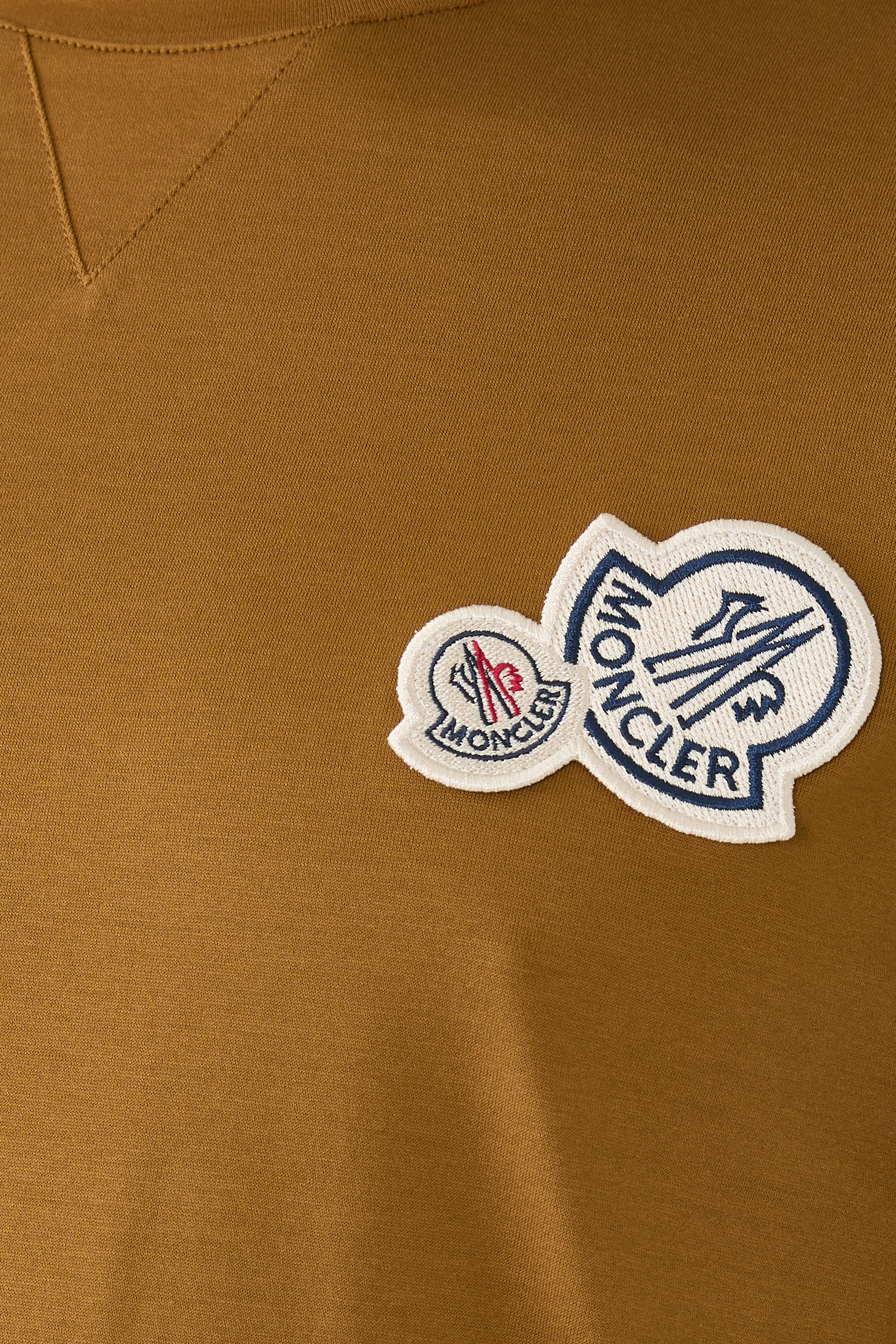 تيشيرت بأكمام قصيرة