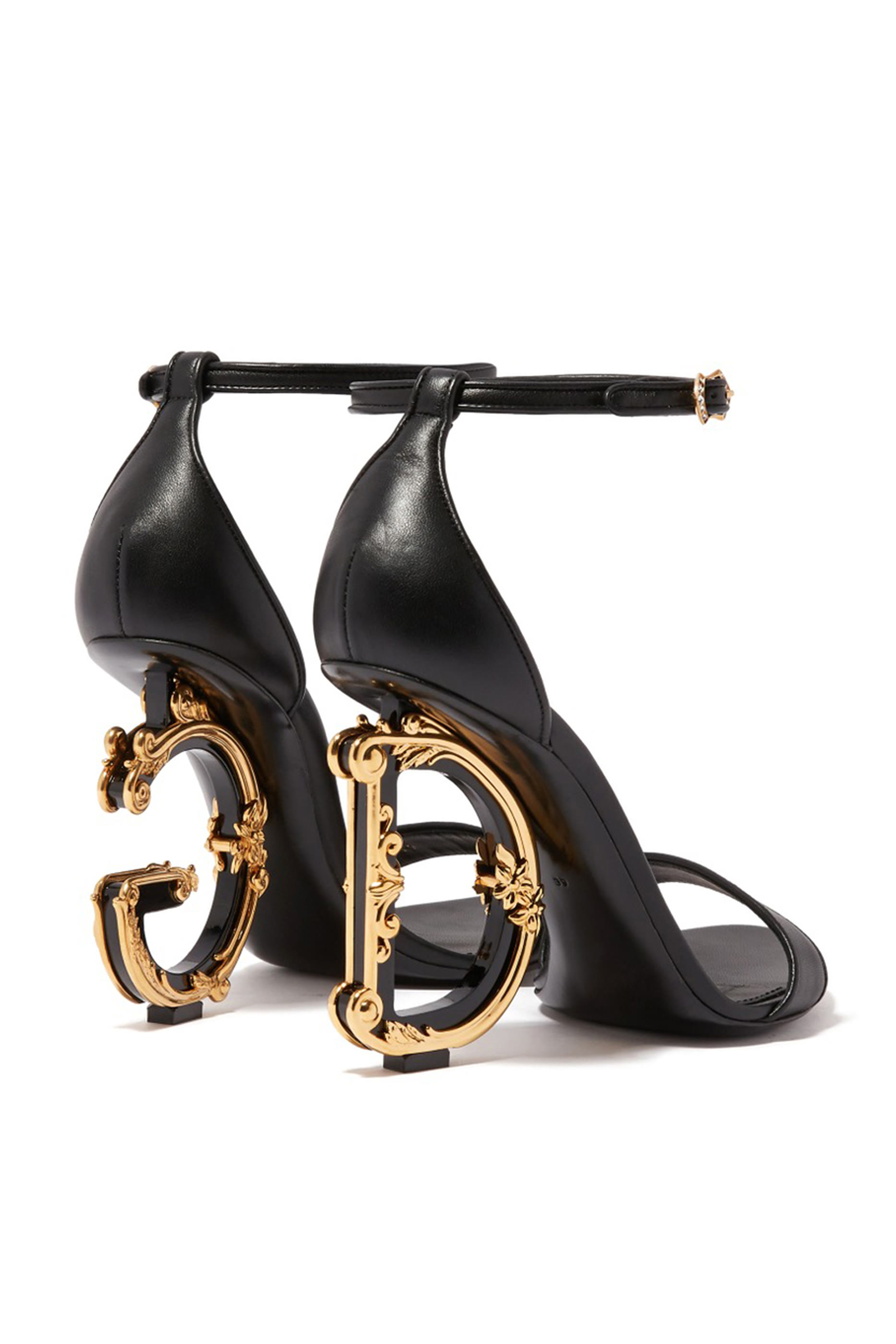 صندل 105 جلد بكعب بتصميم شعار الماركة الباروكي