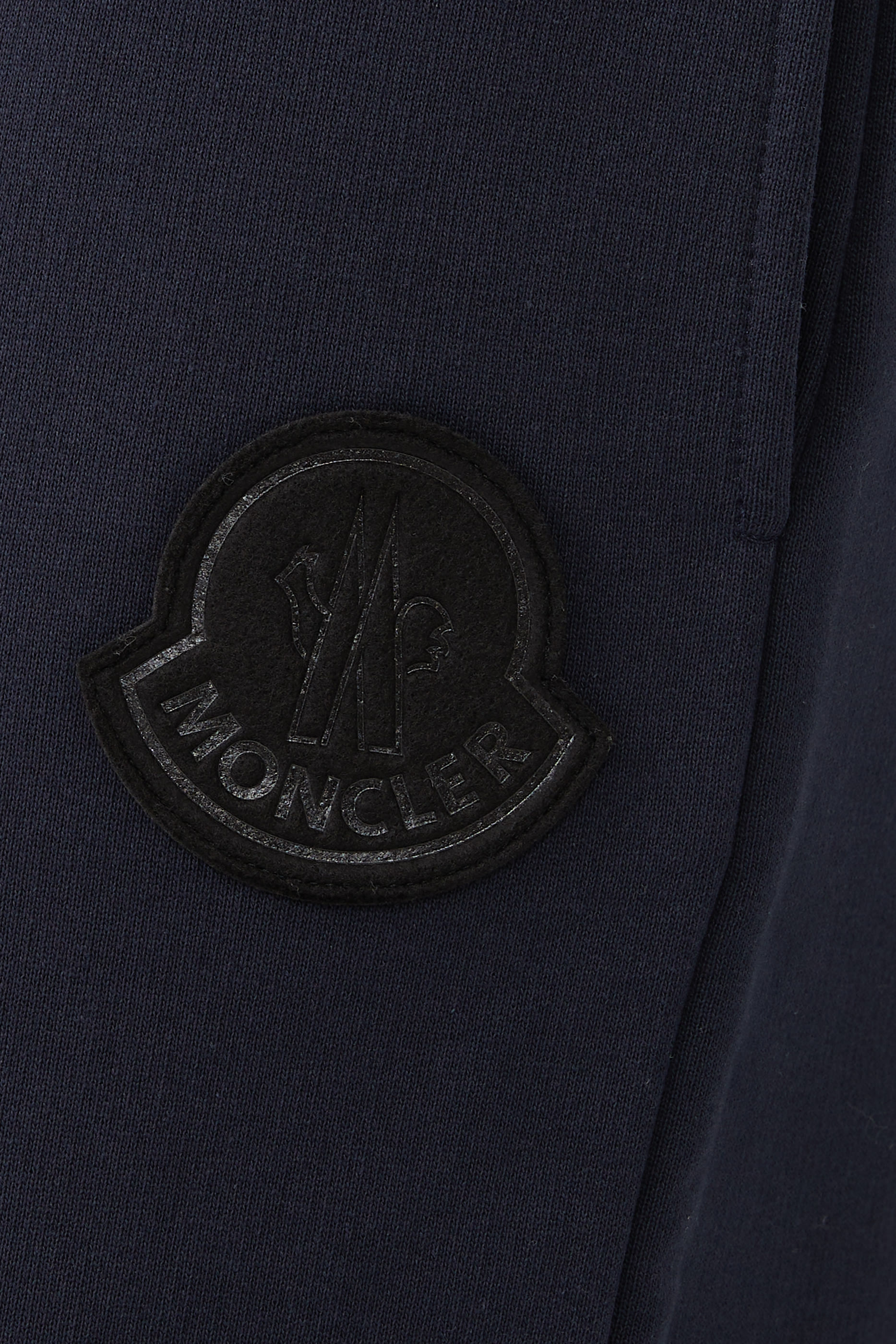 ينطال رياضي بشعار الماركة قطن