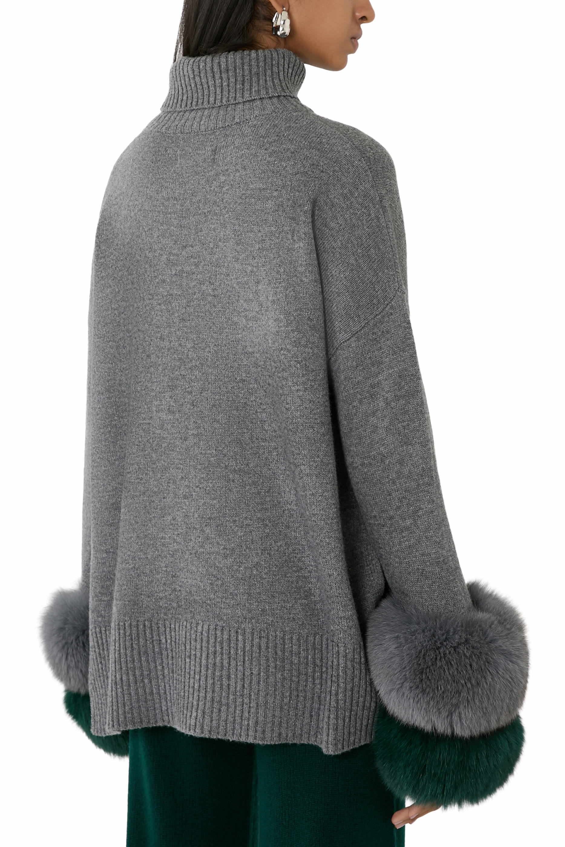 كنزة بقصة قصيرة، ياقة عالية، وأساور