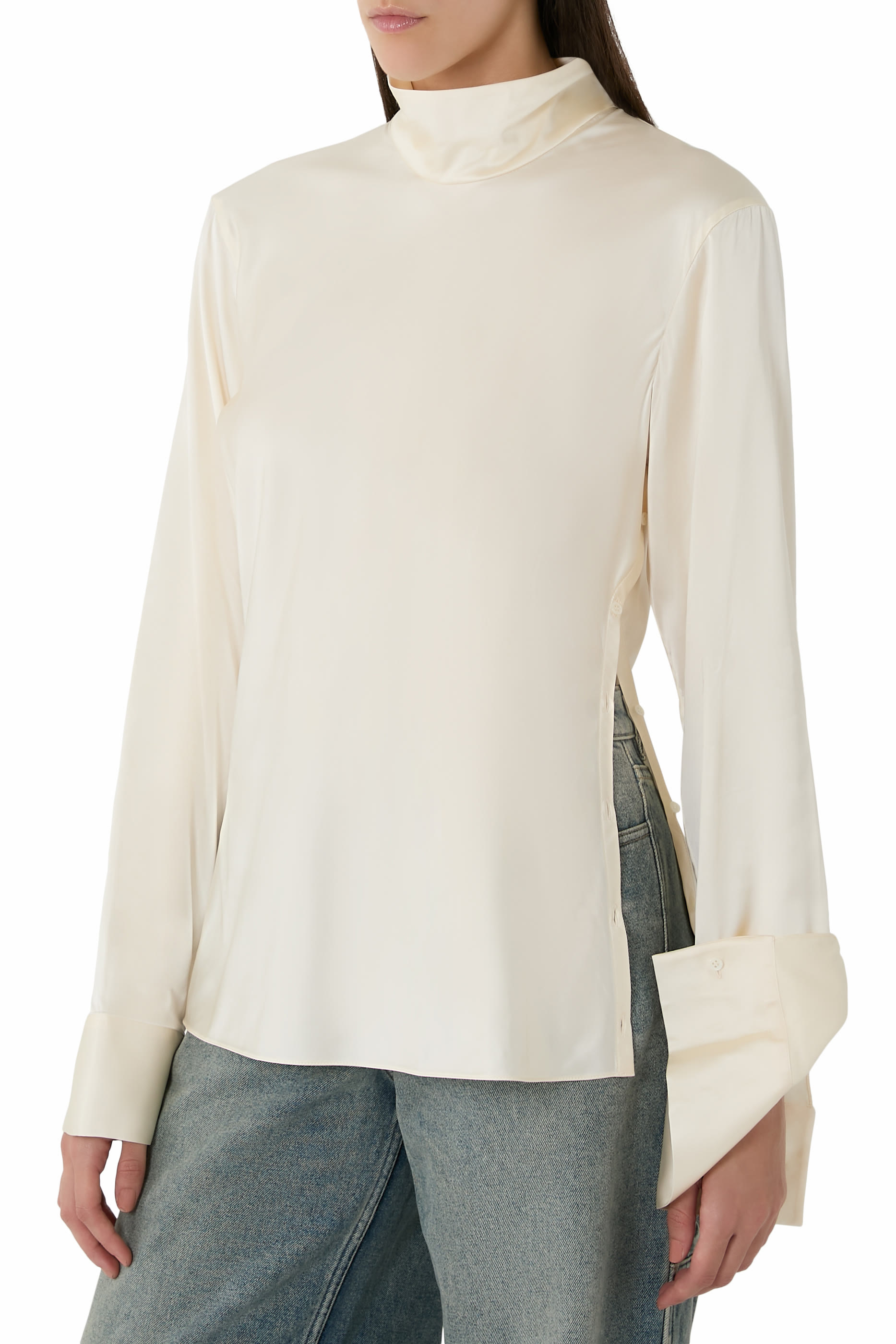 بلوزة بأكتاف مكشوفة ستان