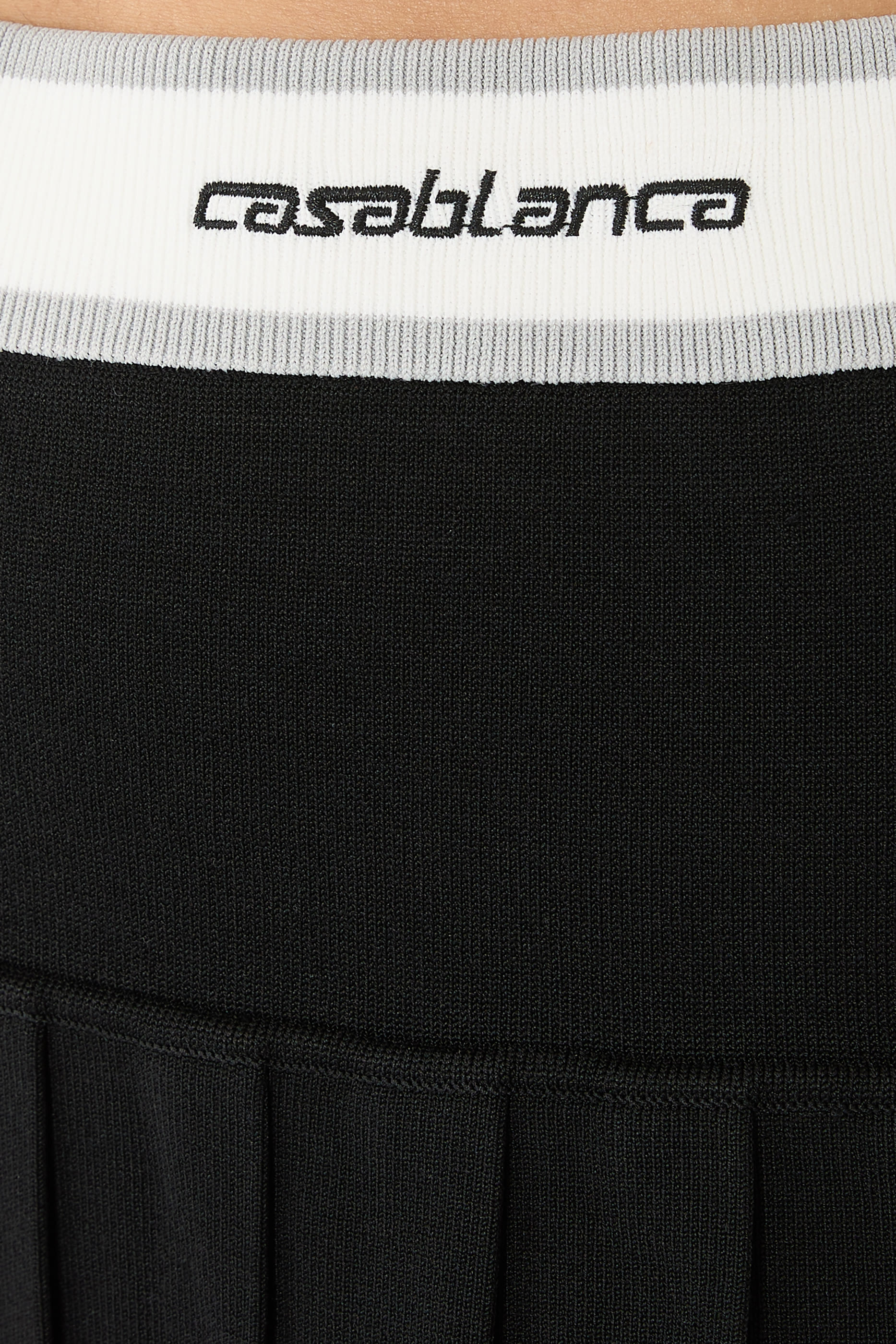 تنورة مزينة بخط وطيات