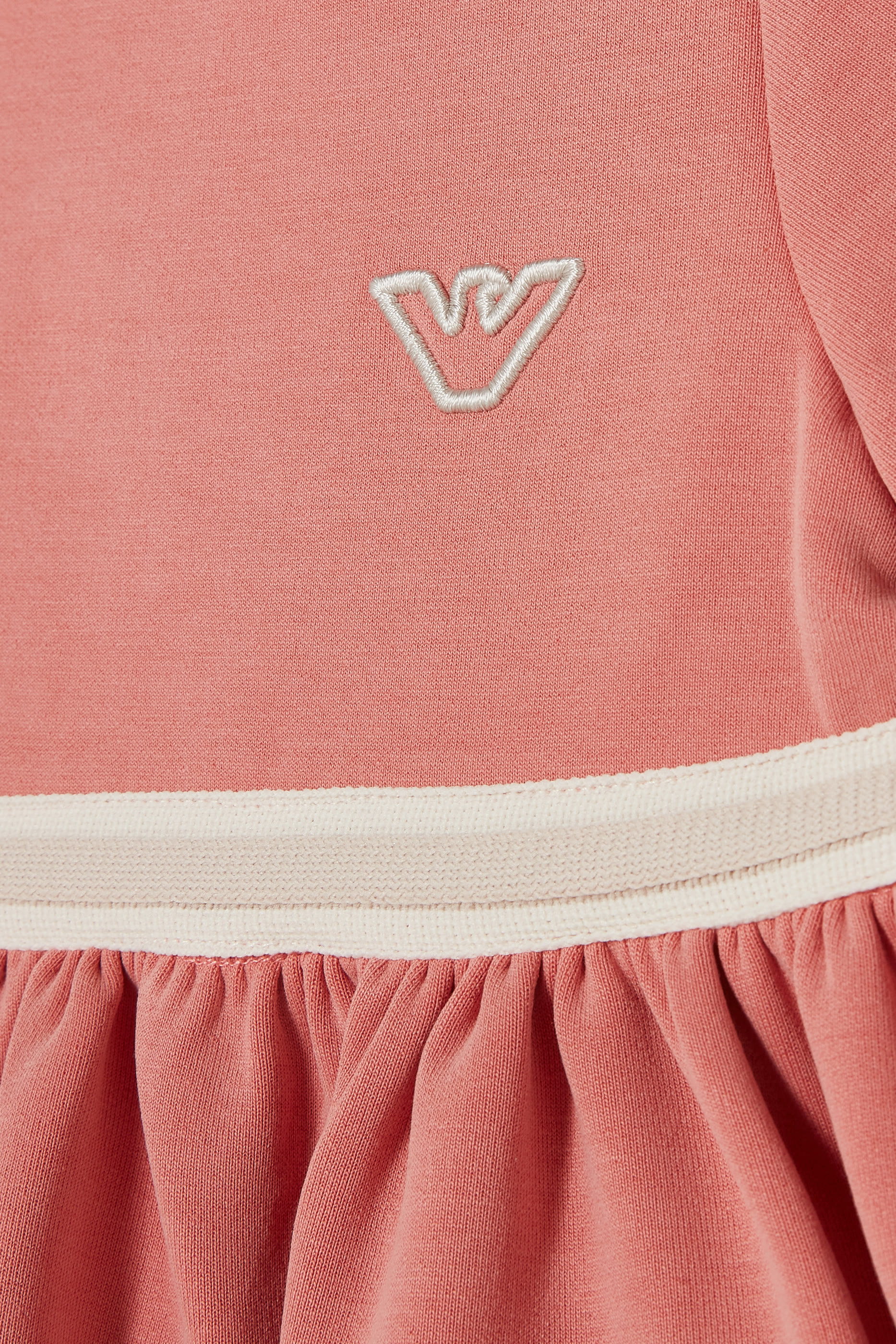 فستان مزين بشعار الماركة بقصة واسعة للأطفال