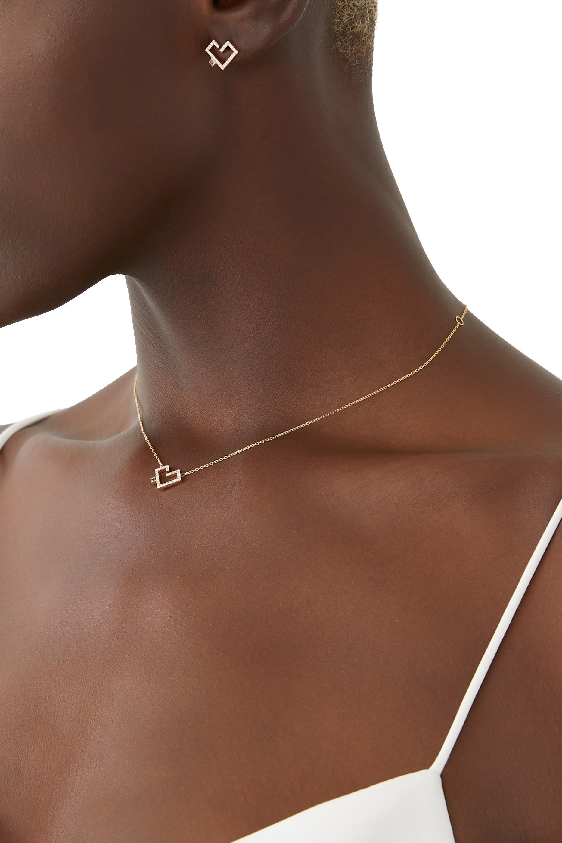 قلادة حب بدلاية على شكل قلب مرصعة بزمرد وماس ذهب أصفر عيار 18 