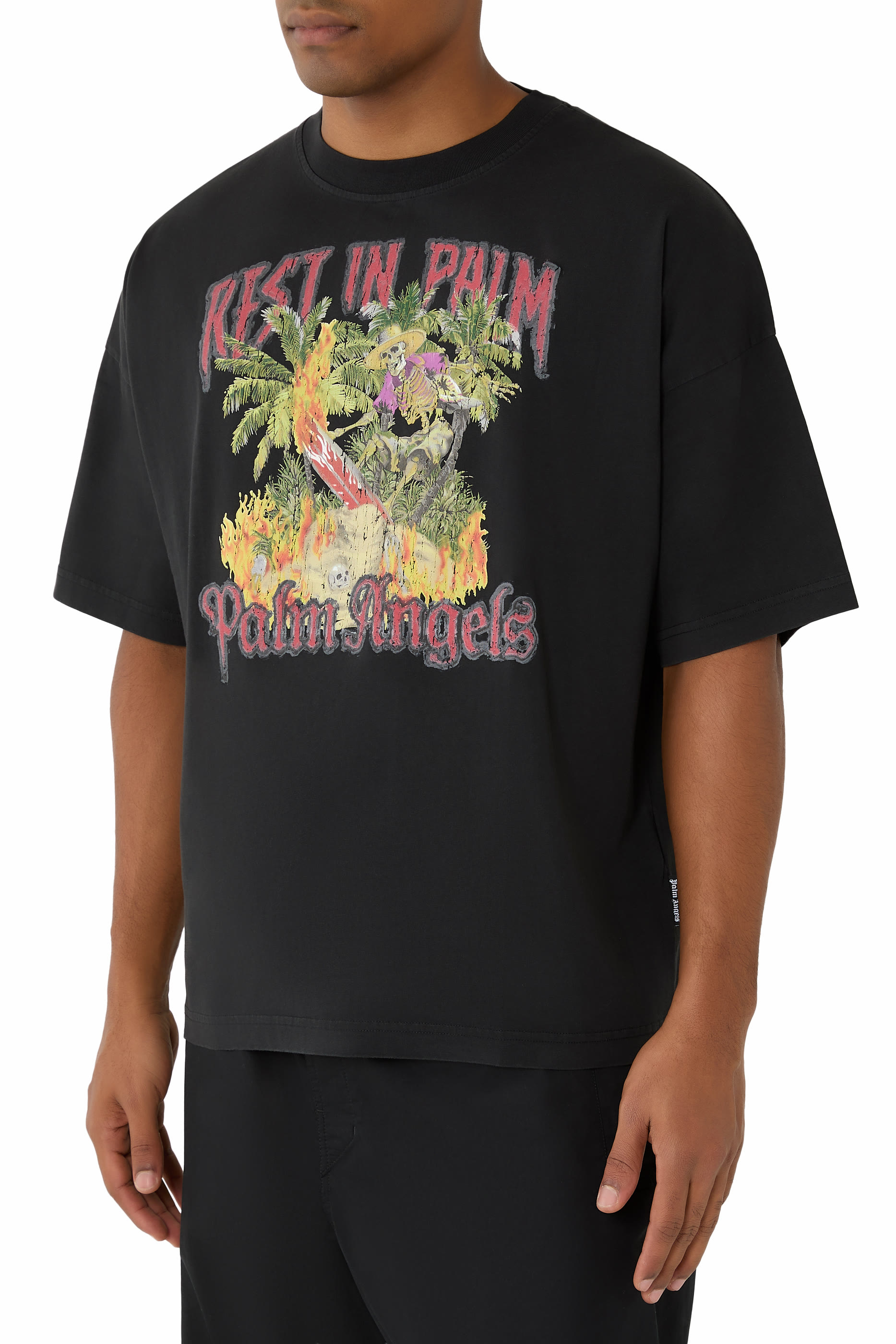 تيشيرت بشعار ريست إن بالم