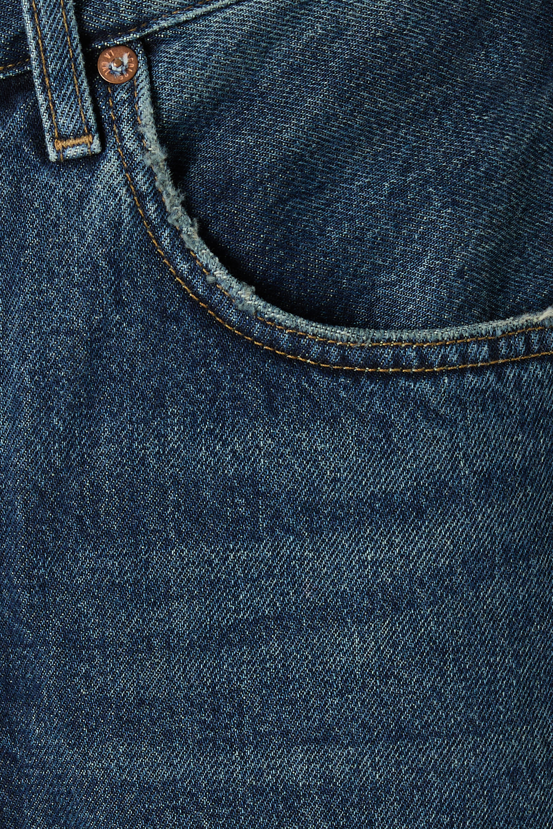 بنطال جينز بقصة ساق واسعة وحياكة ملفوفة