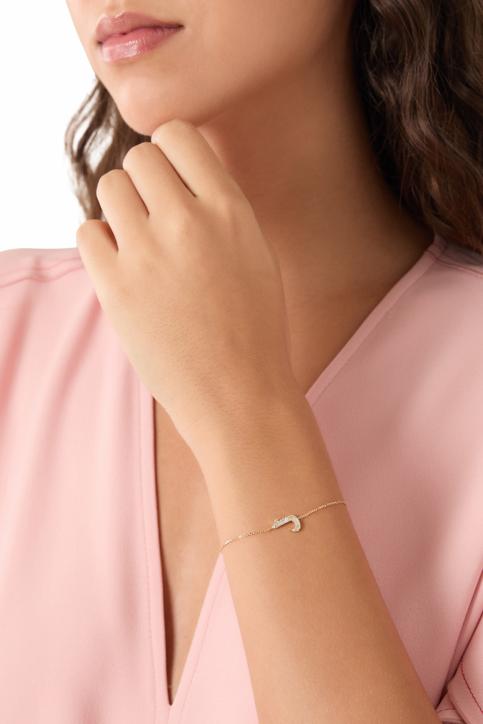 سوار أولا بحلية حرف عربي "ل" مرصع بالماس ذهب أصفر عيار 18