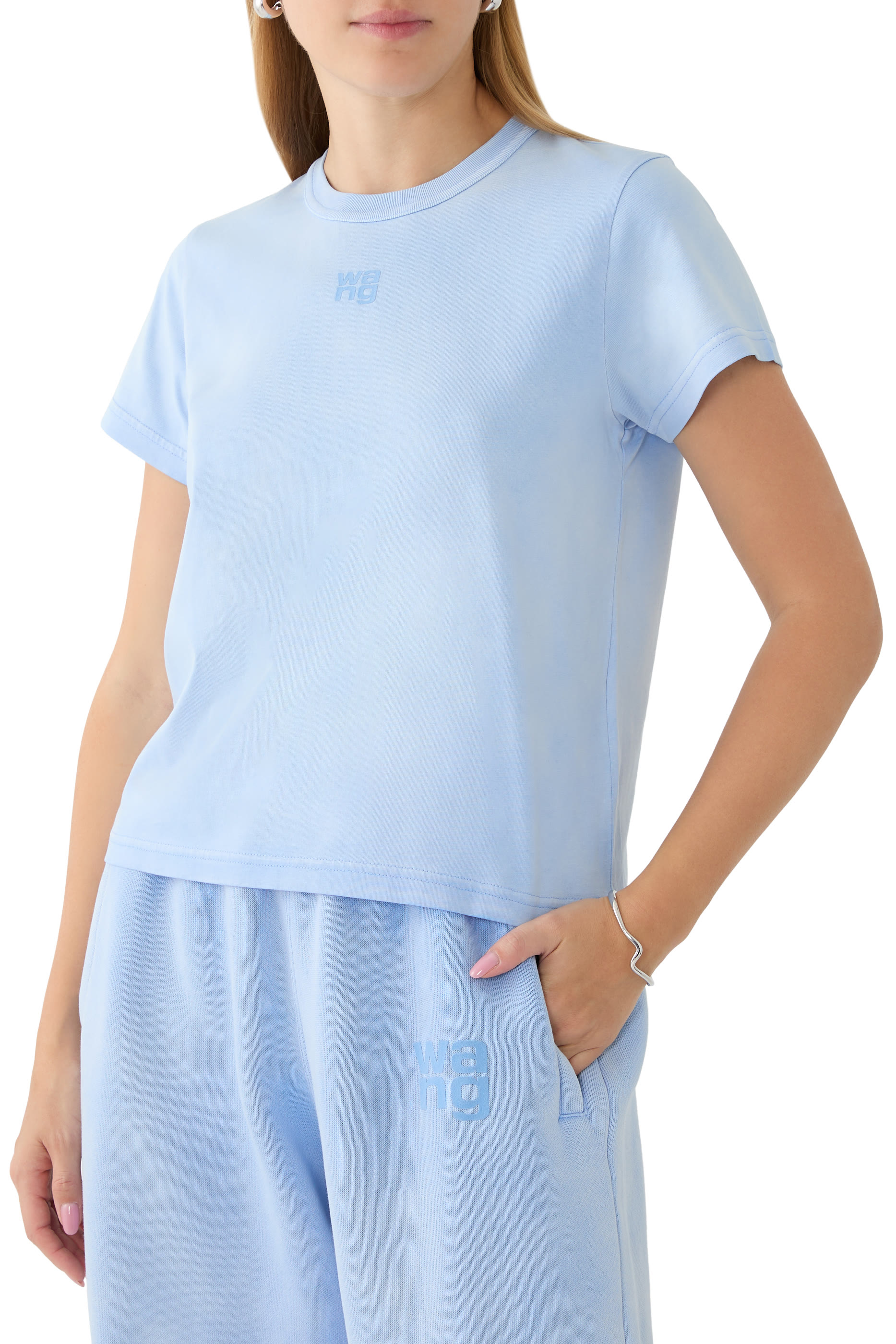 تيشيرت ايسنشال جاي اس في بياقة مستديرة وقصة قصيرة وشعار الماركة بتصميم منفوخ