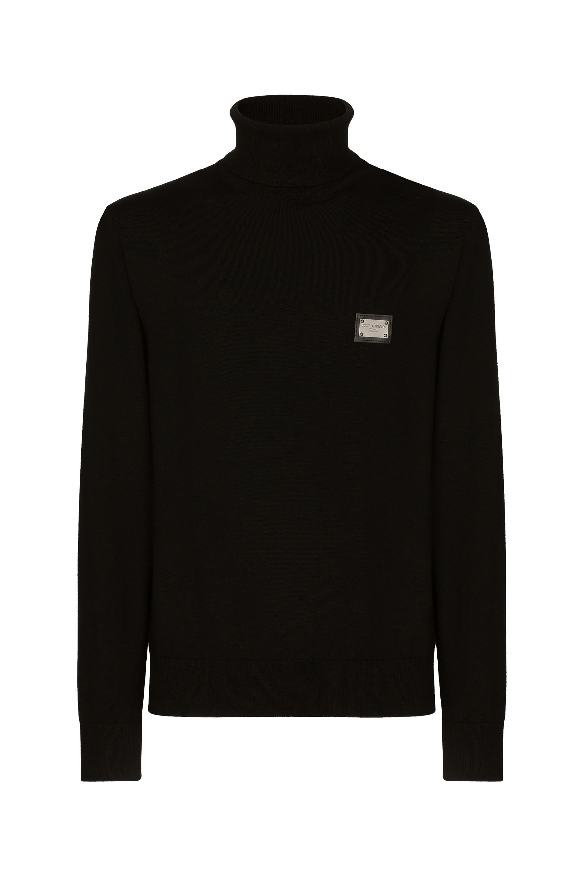 كنزة بياقة عالية وشعار الماركة صوف