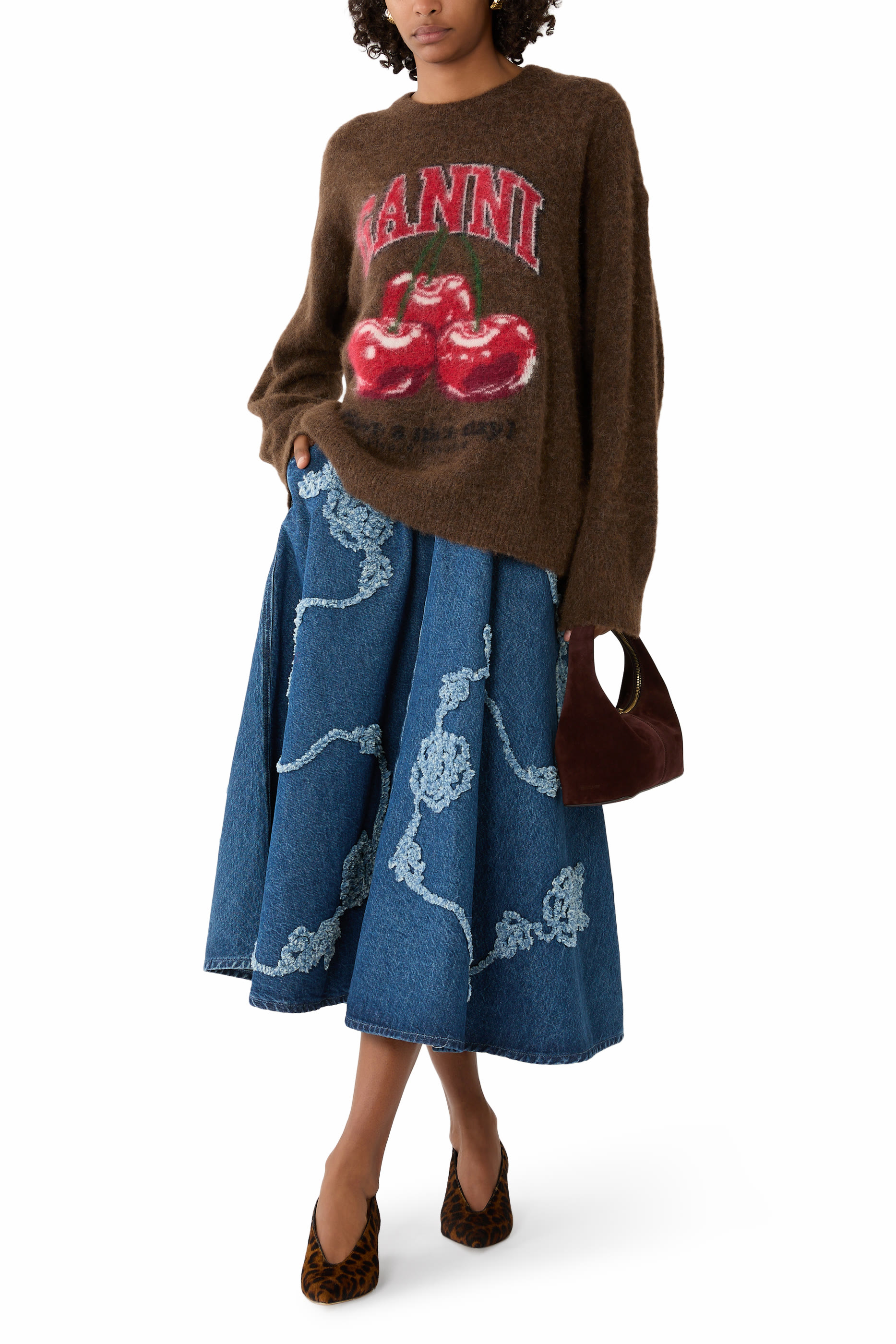 كنزة بقصة فضفاضة ونقشة غرافيكية ألبكة ناعم