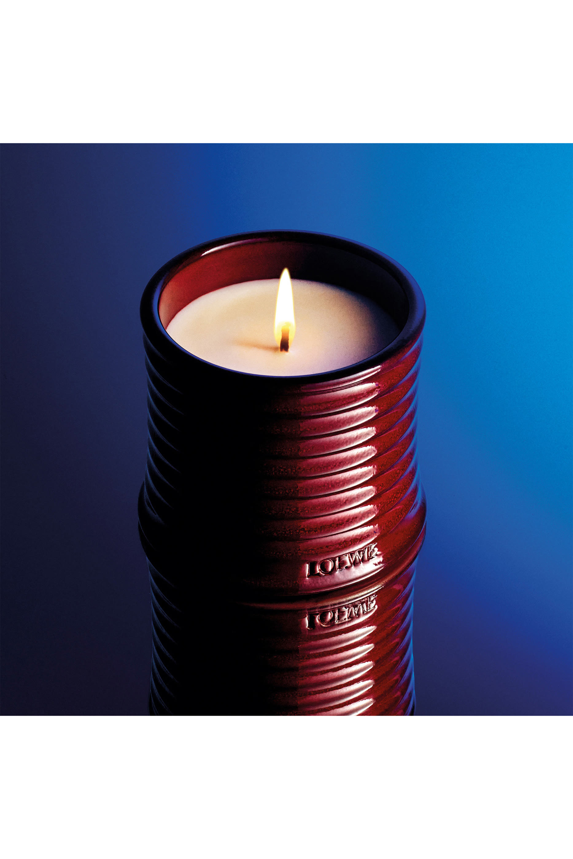 شمعة معطرة بعبير اللوز الحلو