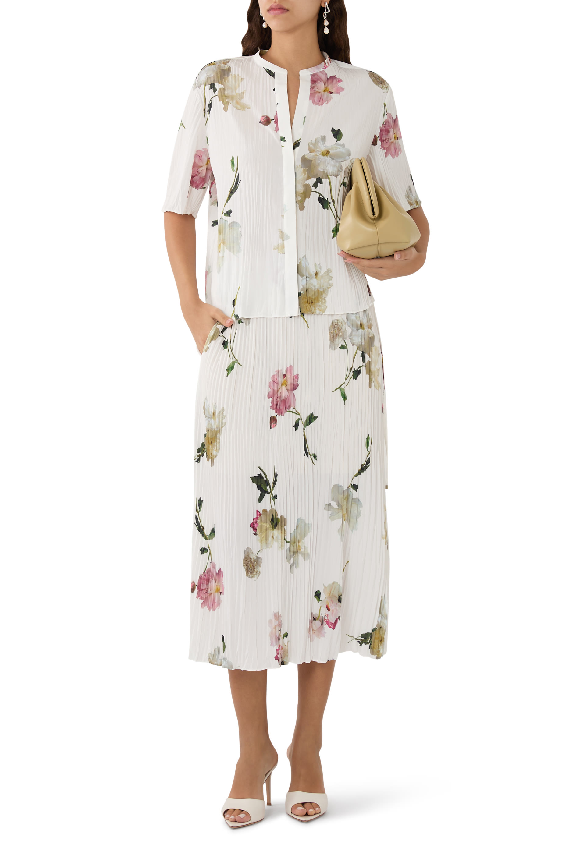 بلوزة بطيات وطبعة فاونيا ذابلة