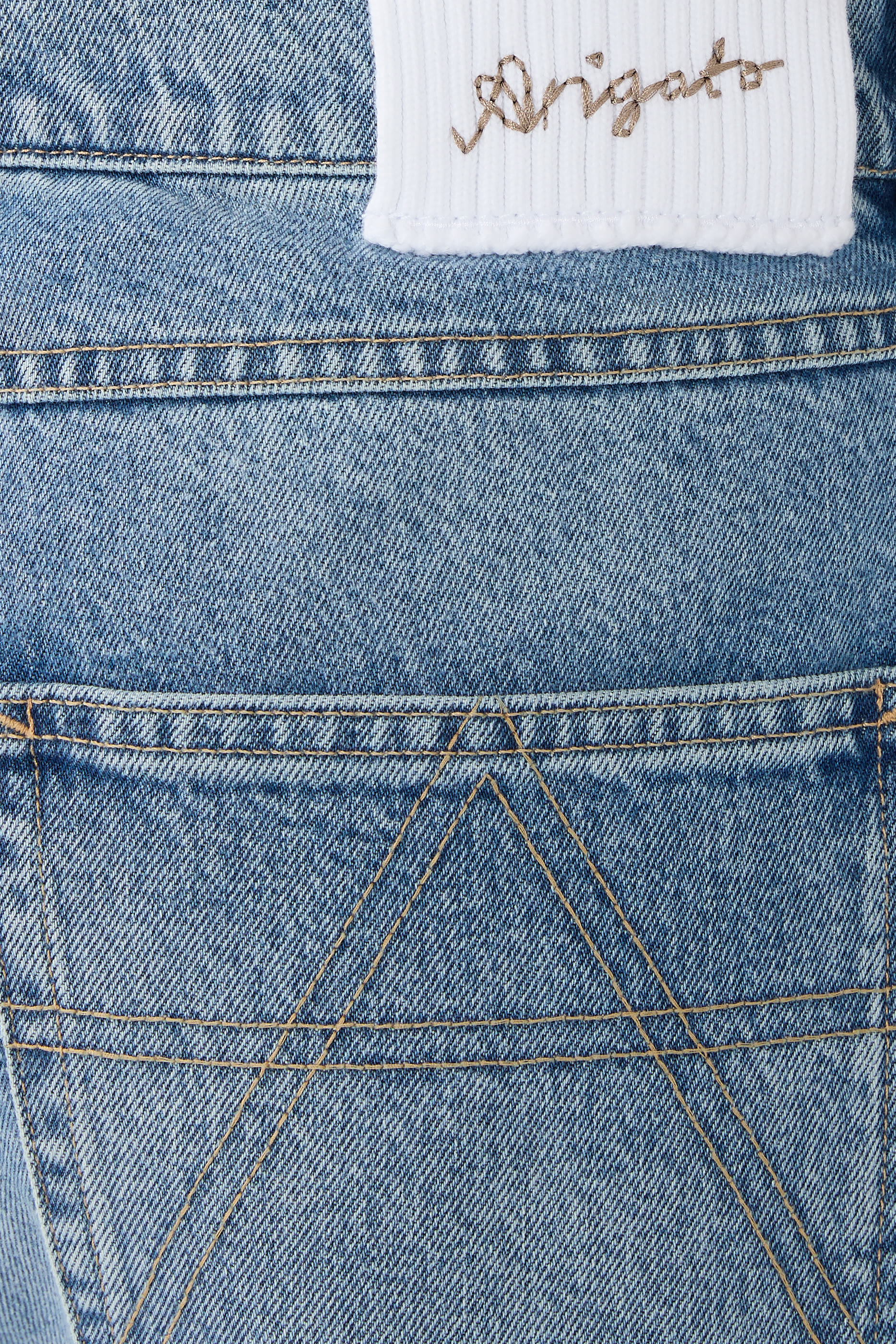 بنطال جينز بقصة مريحة ورقعة شعار الماركة