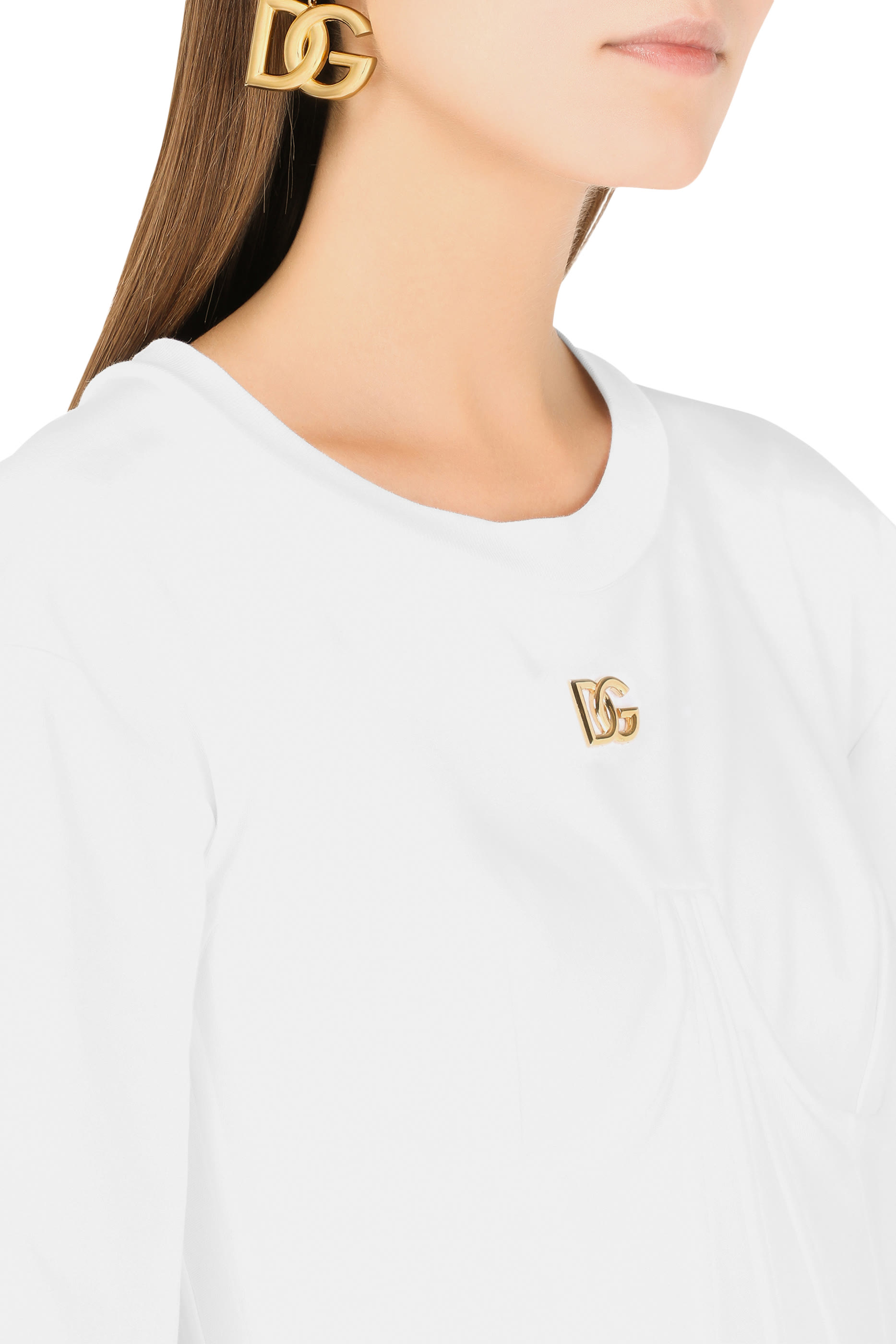 أقراط بمشبك وشعار الماركة