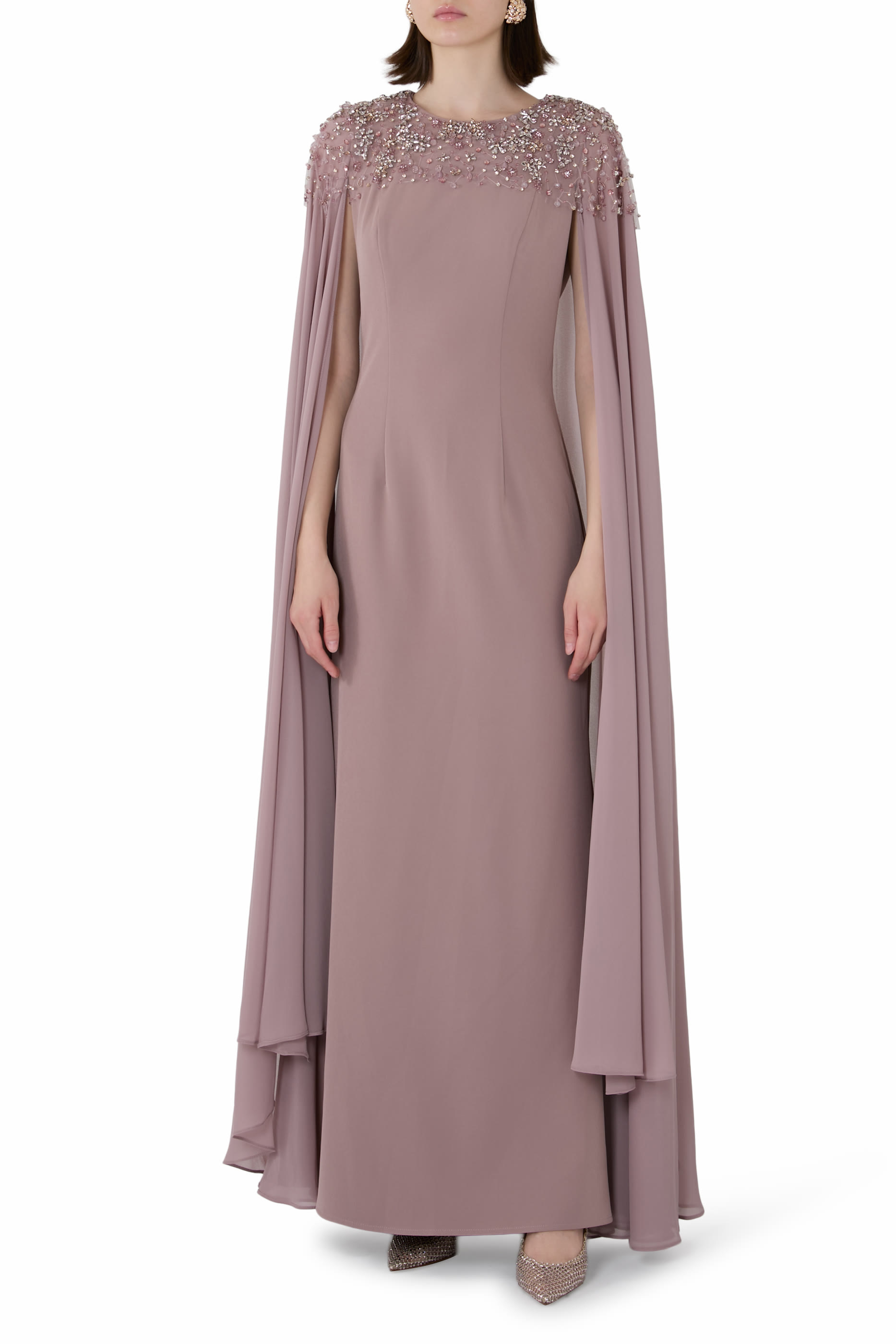 فستان سهرة مطرز بقصة ذيل حورية البحر