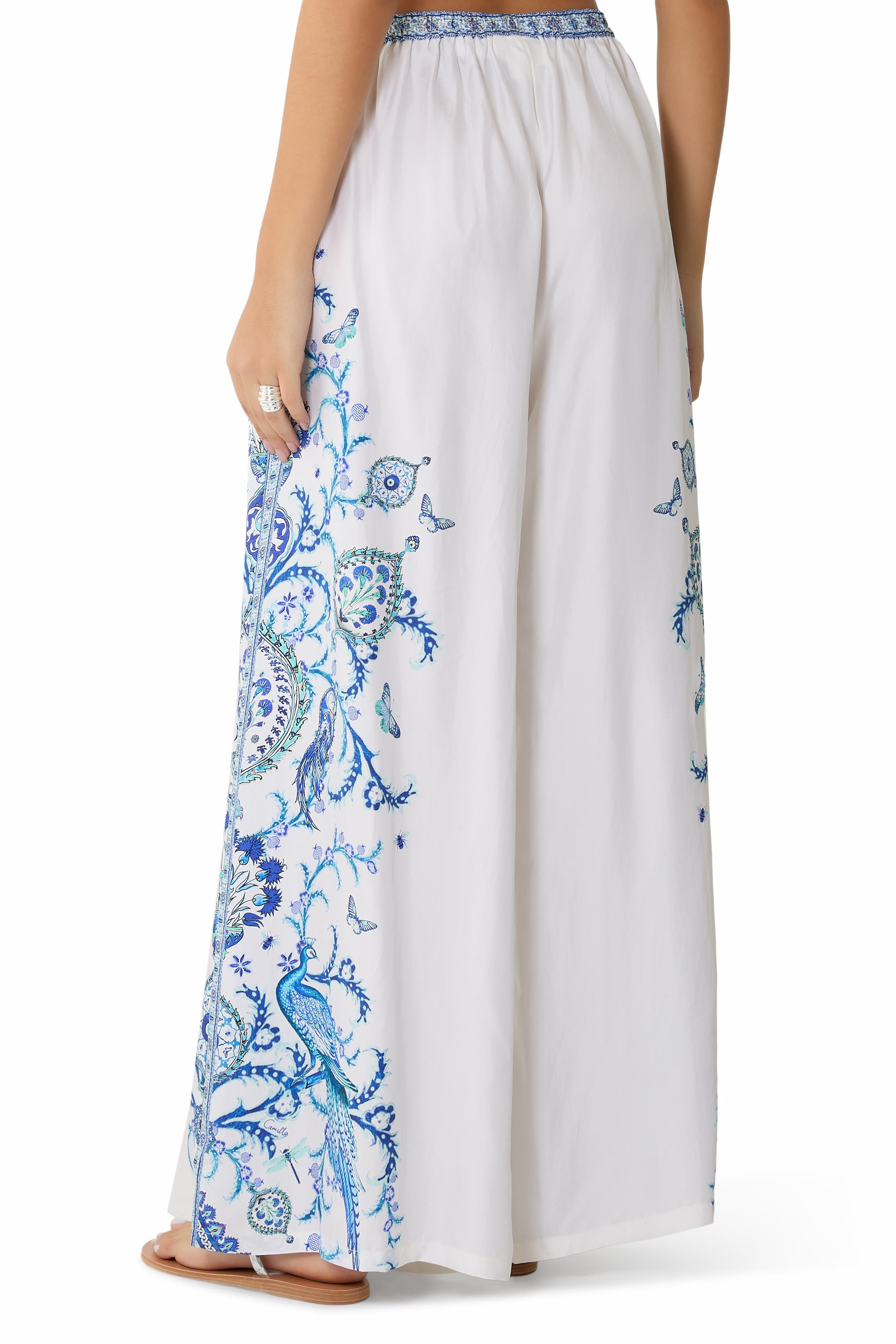 بنطال بطيات في الأمام