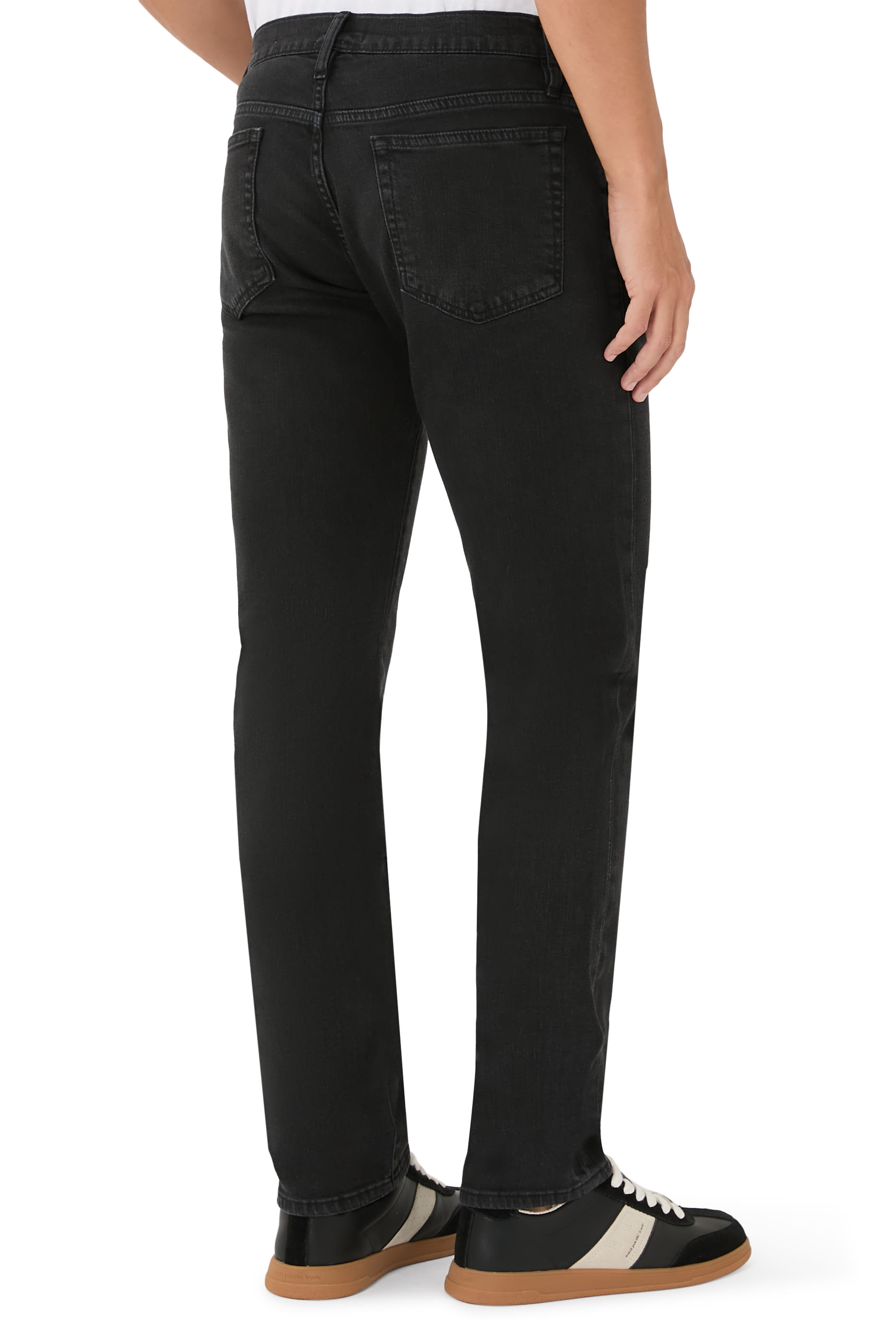 بنطال جينز لوم بقصة ضيقة