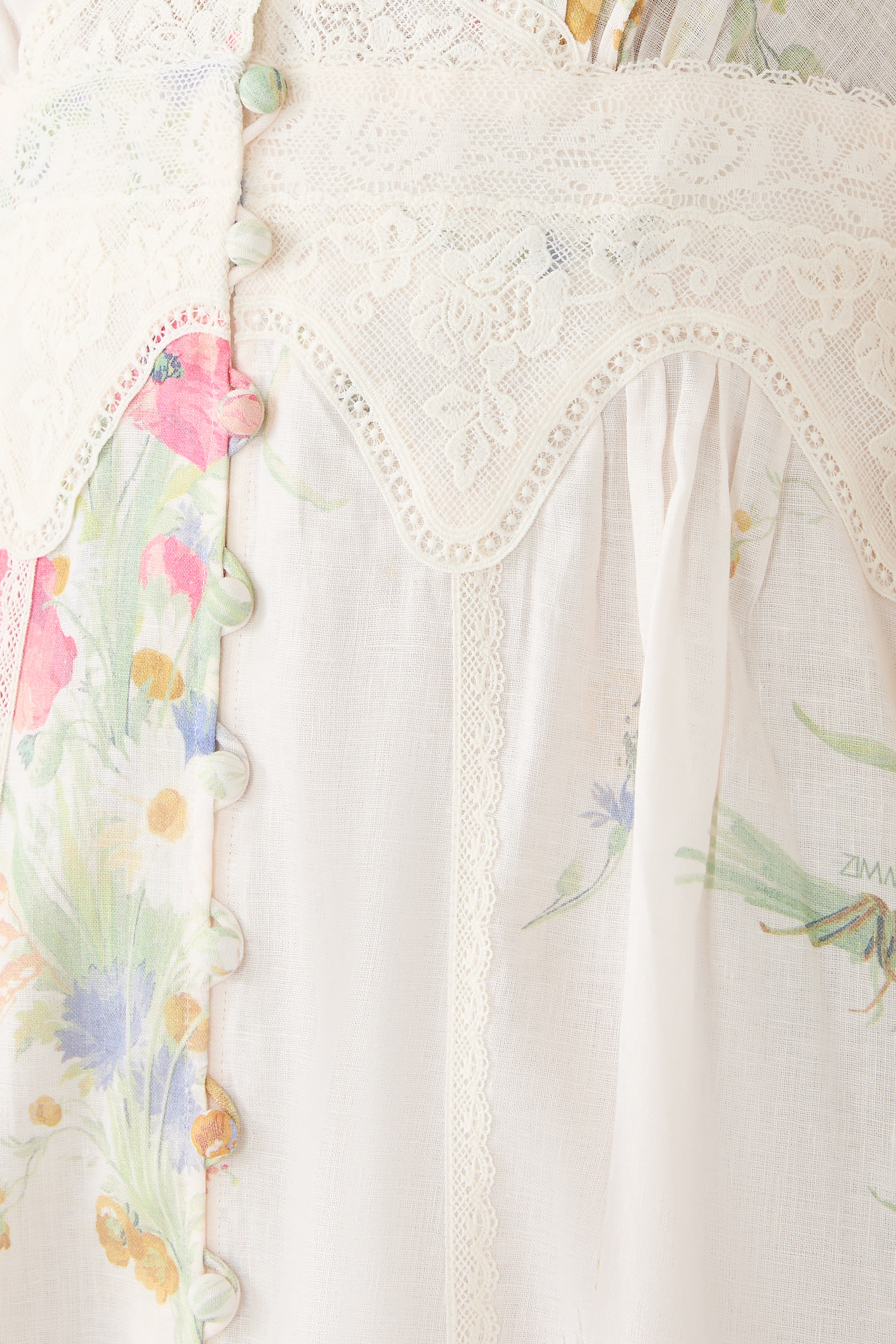 فستان لاكي متوسط الطول بياقة عميقة دانتيل