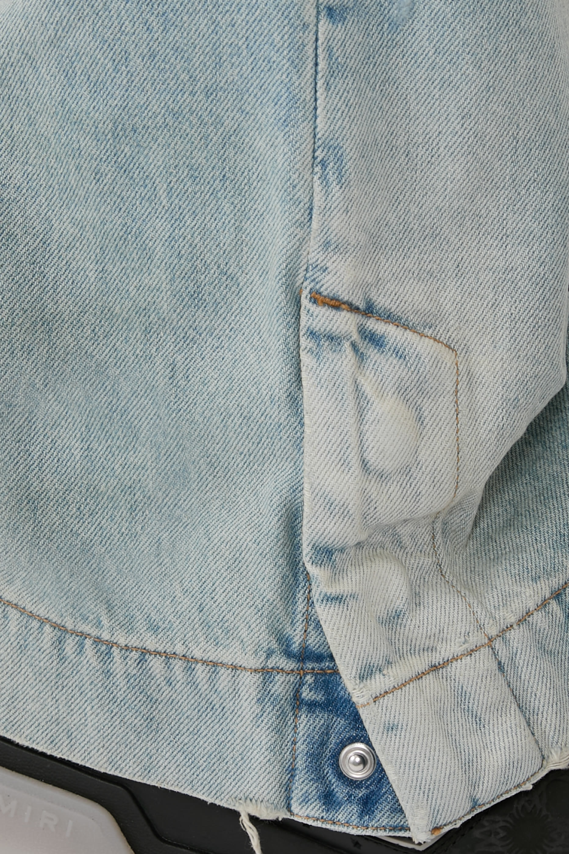 بنطال جينز بقصة ساق واسعة مستقيمة