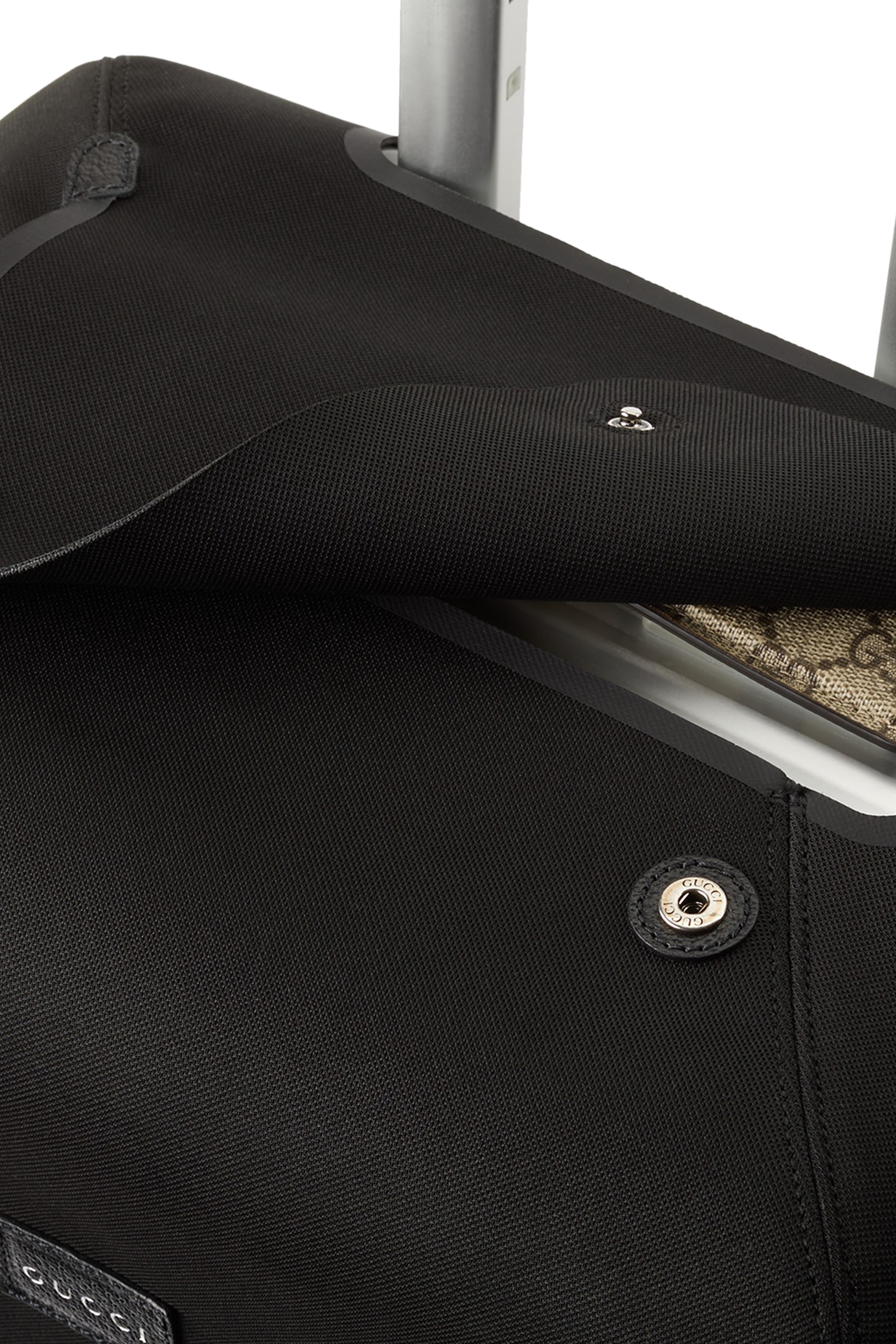 حقيبة سفر بعجلات