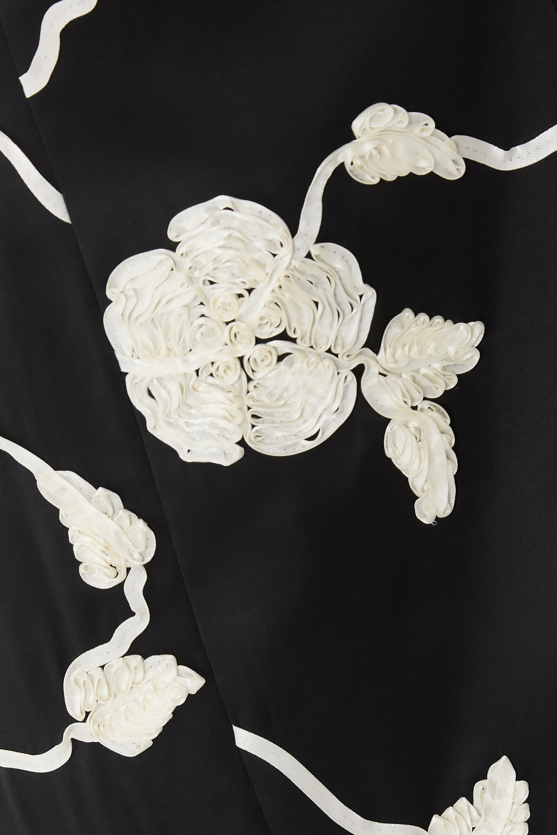 فستان متوسط الطول بزهور مطرزة بملمس بارز