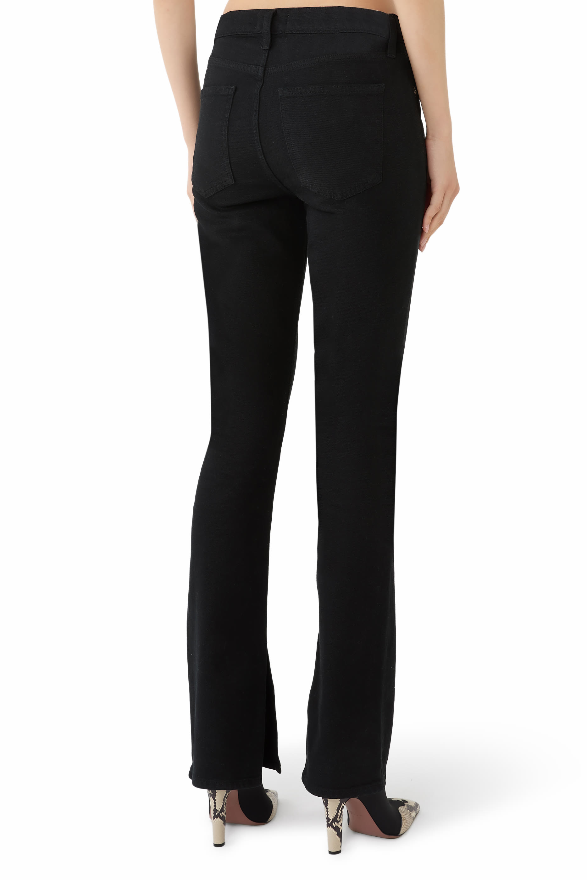 لغينغز إنغرام بقصة ضيقة وفتحات