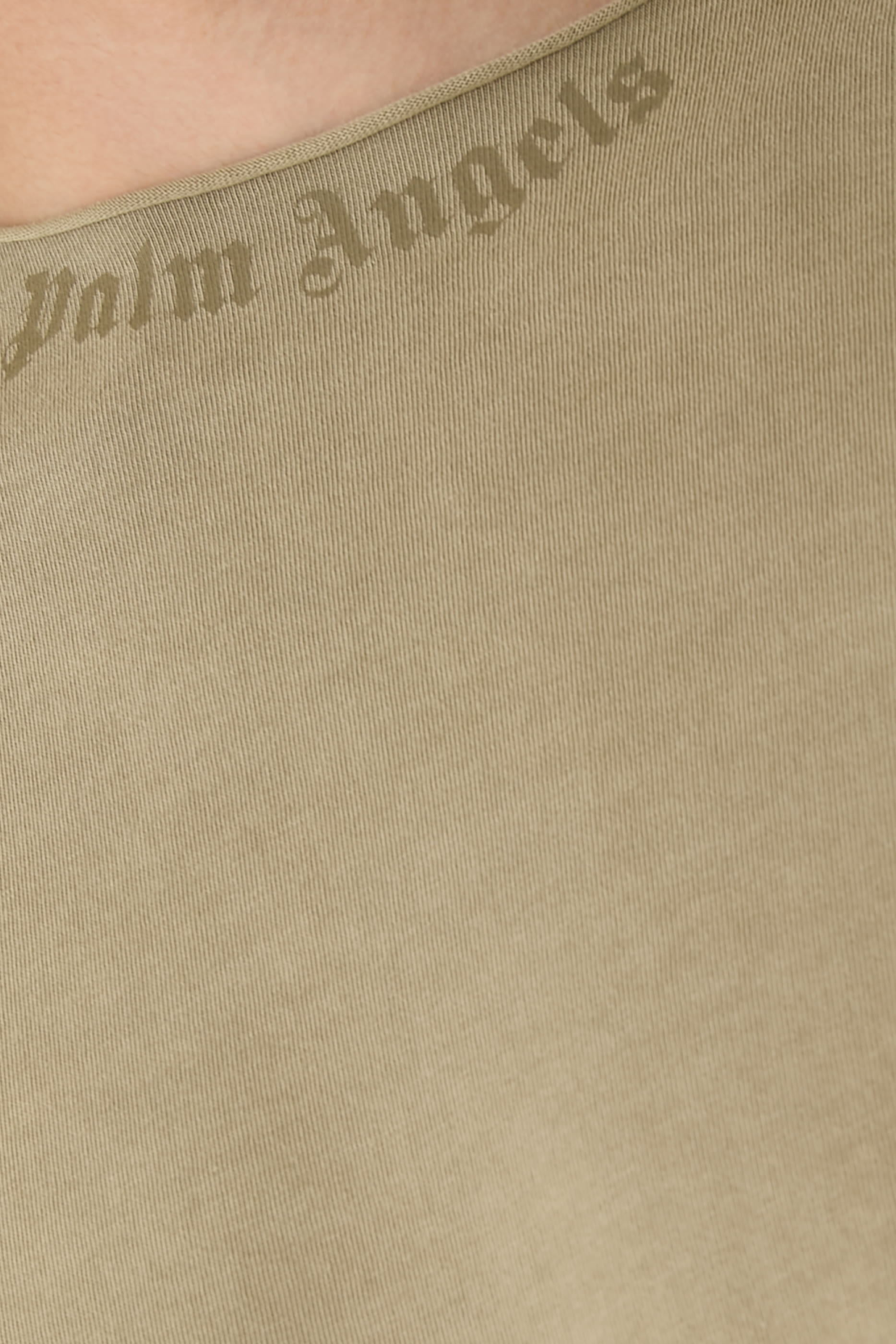 تيشيرت بشعار الماركة بتصميم مقوس