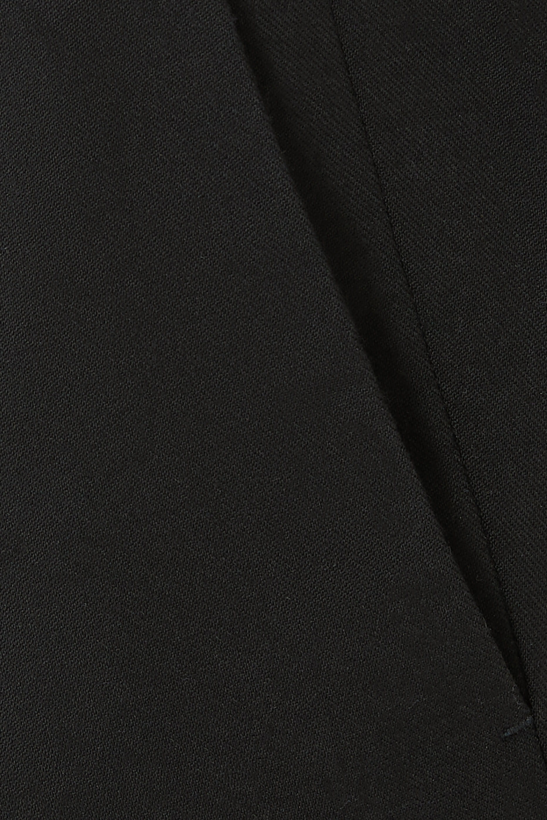 بنطال تريكوتشينو بقصة ضيقة