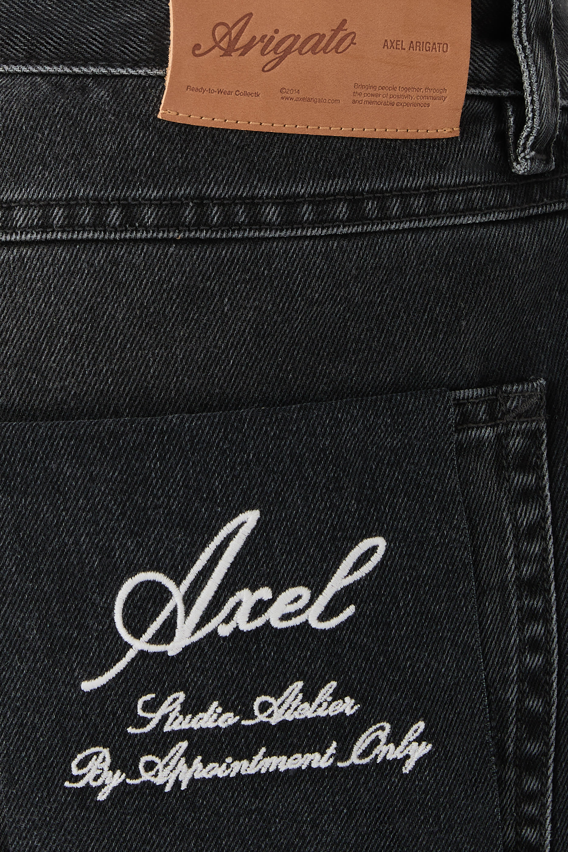 بنطال جينز بقصة مريحة وتطريز