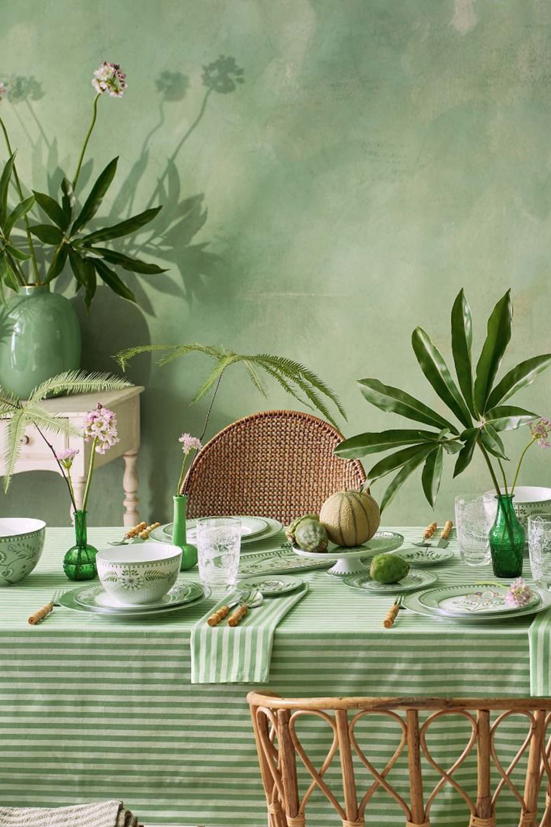 طقم طبق وفنجان قهوة بنقشة ليلي اند لوتس