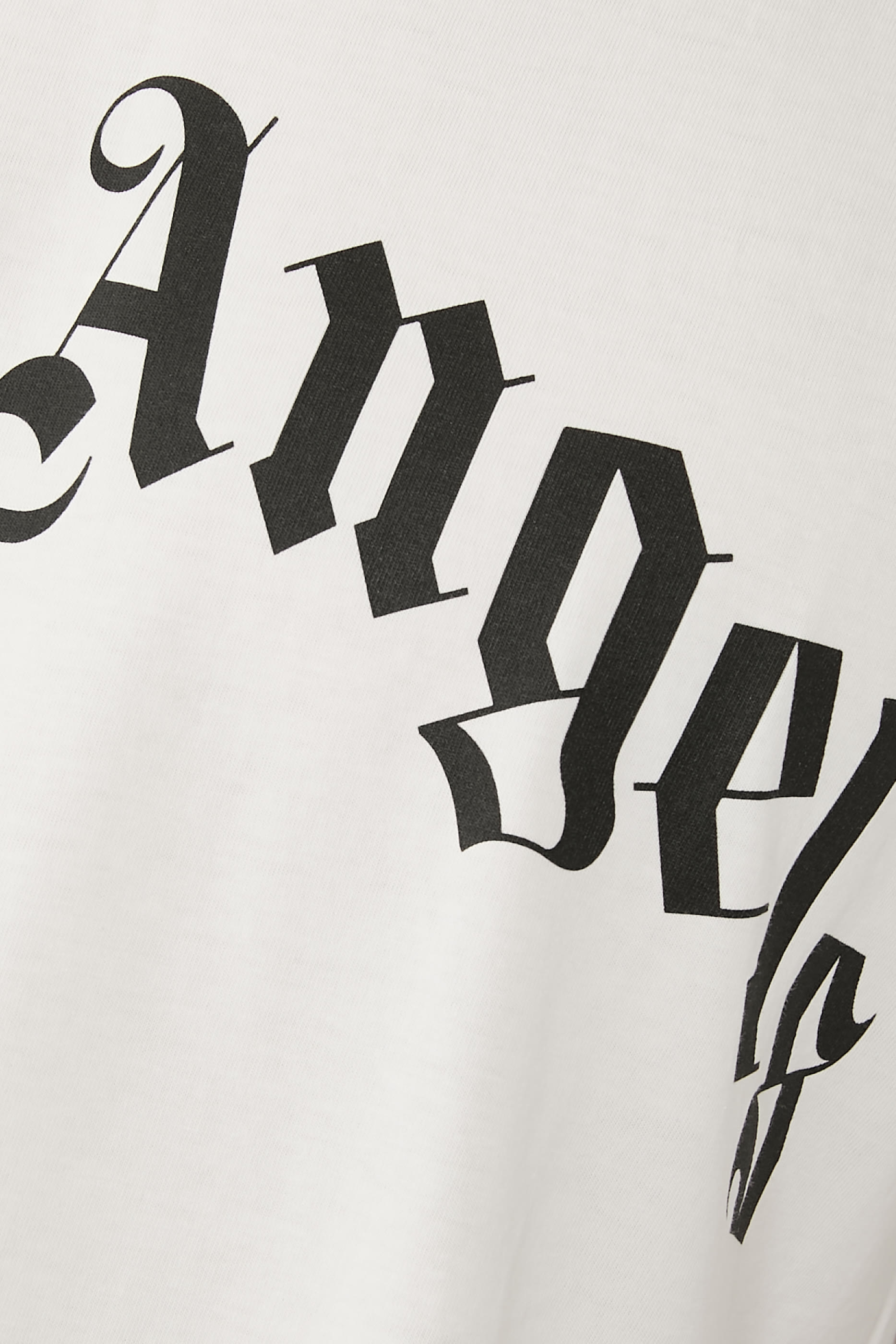 تيشيرت بشعار الماركة بتصميم متموج