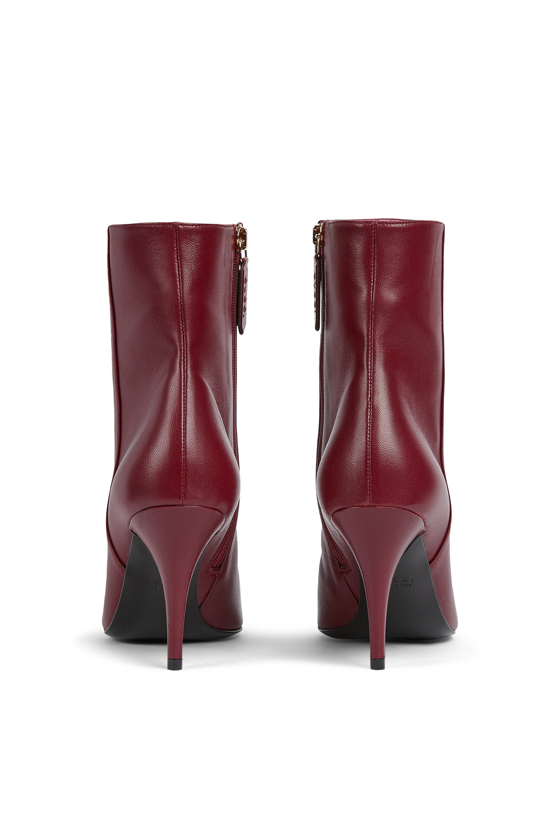 حذاء بوت 80 بطول الكاحل مزين بحلية شعار الماركة