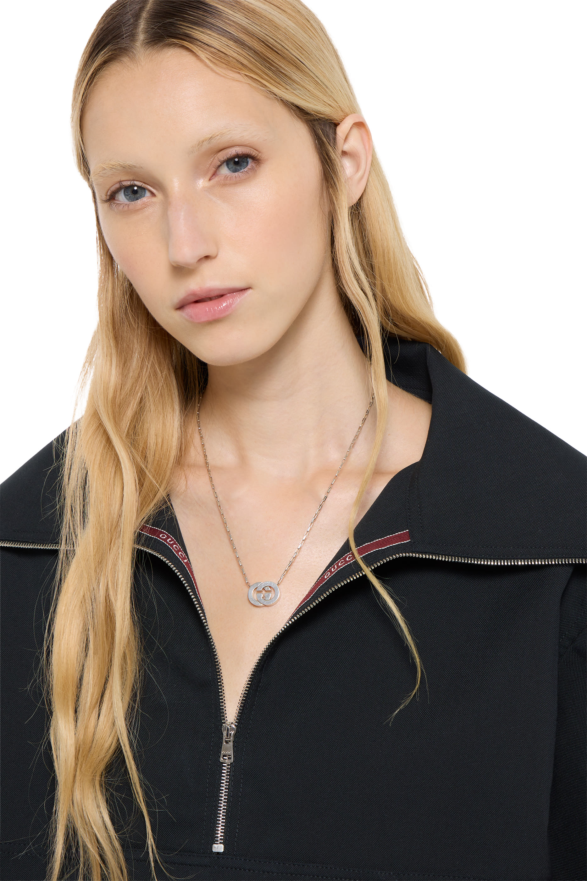 كنزة بتفاصيل شعار الماركة صوف