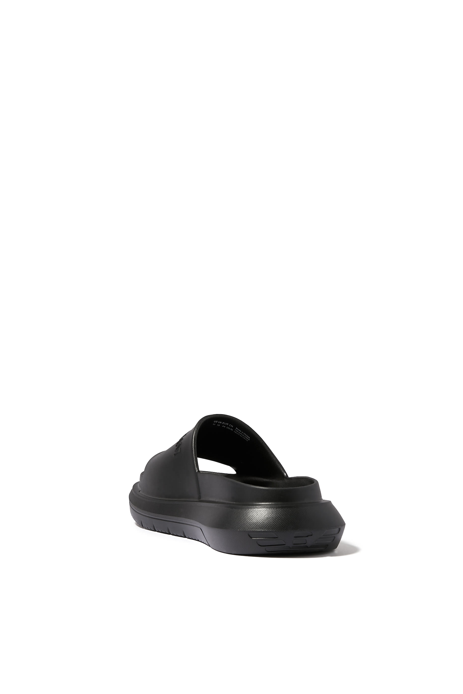 حذاء مفتوح بشعار الماركة