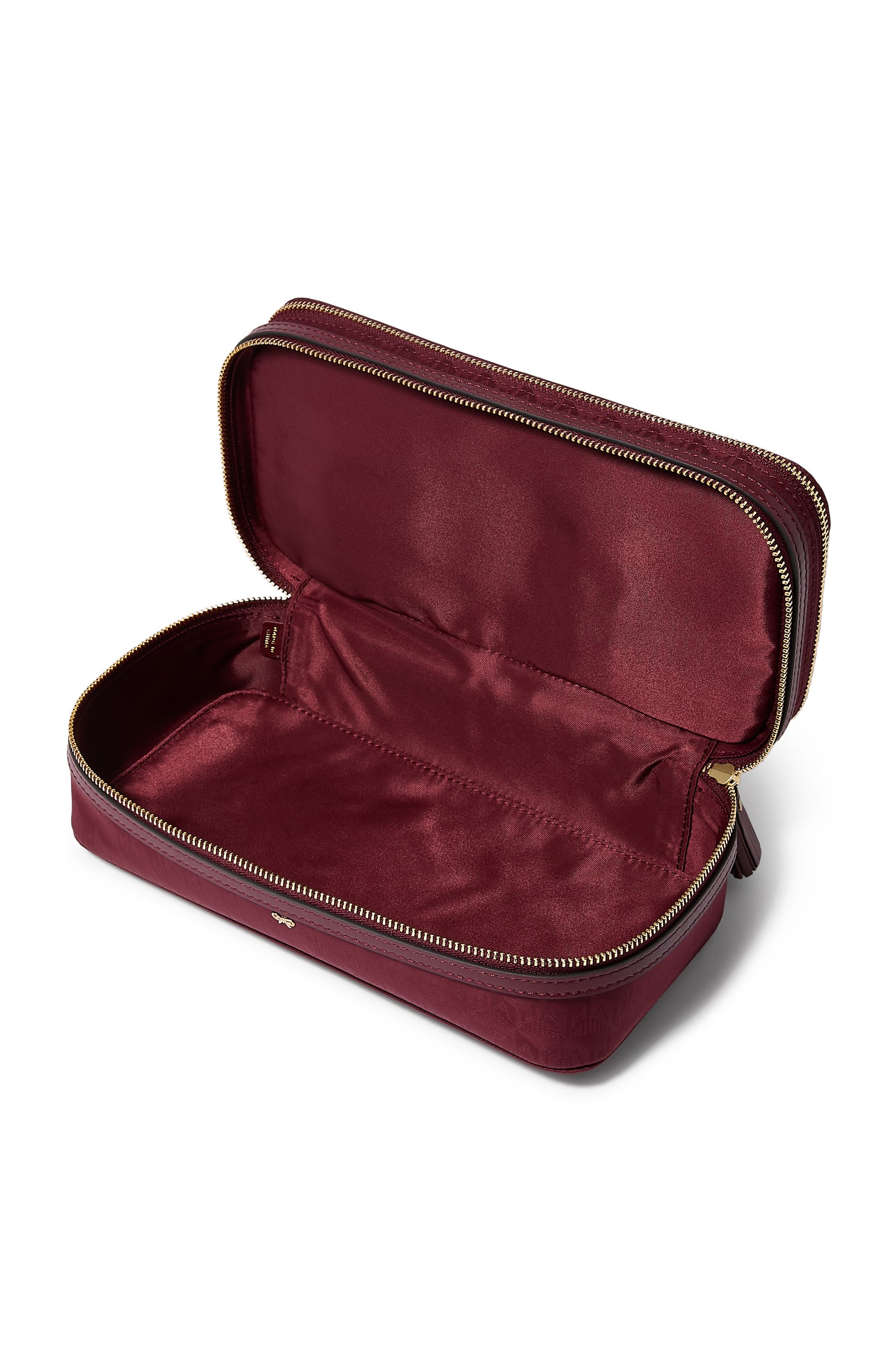 حقيبة مستحضرات تجميل بشعار الماركة