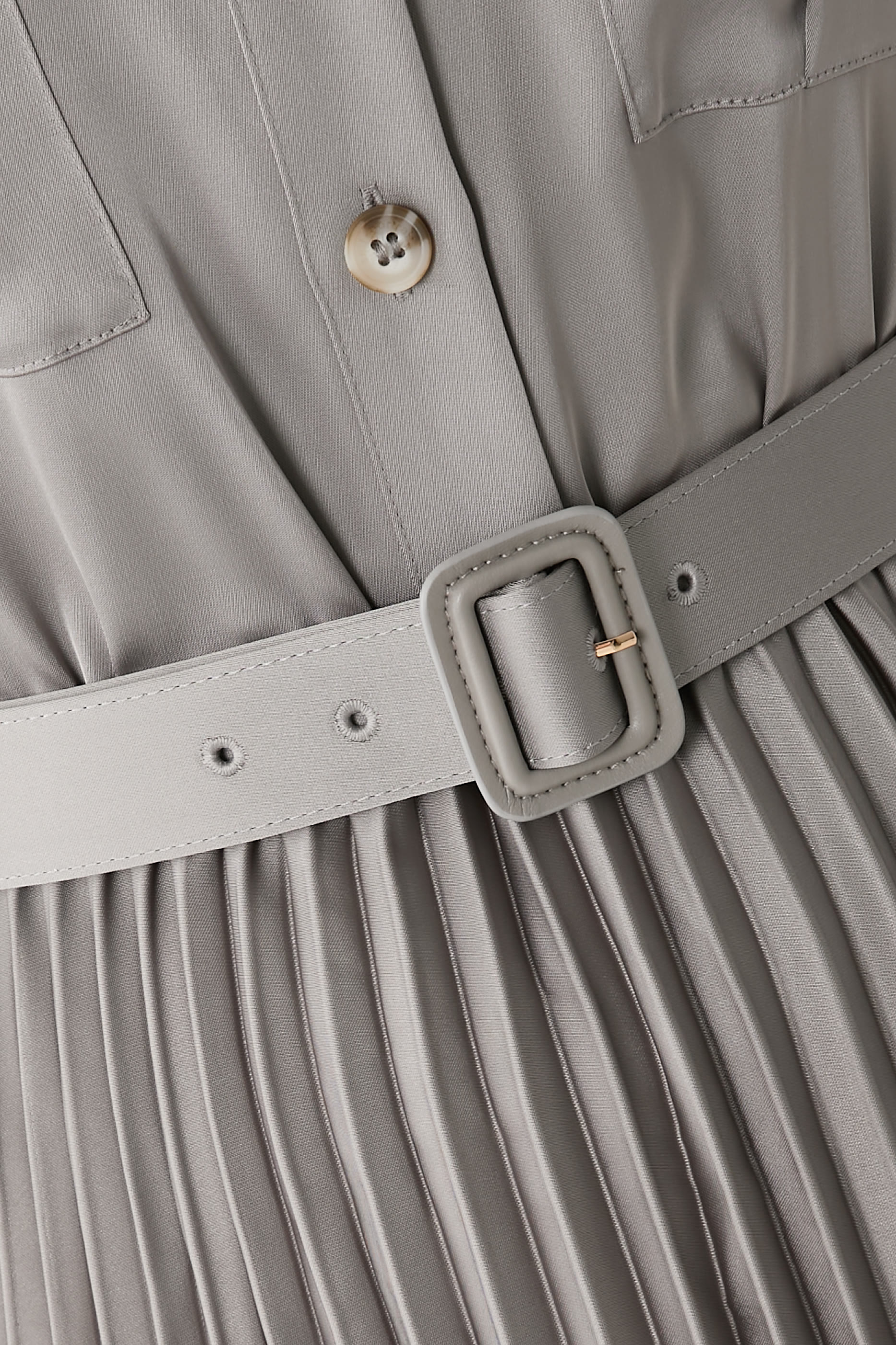 فستان طويل بطيات ساتان