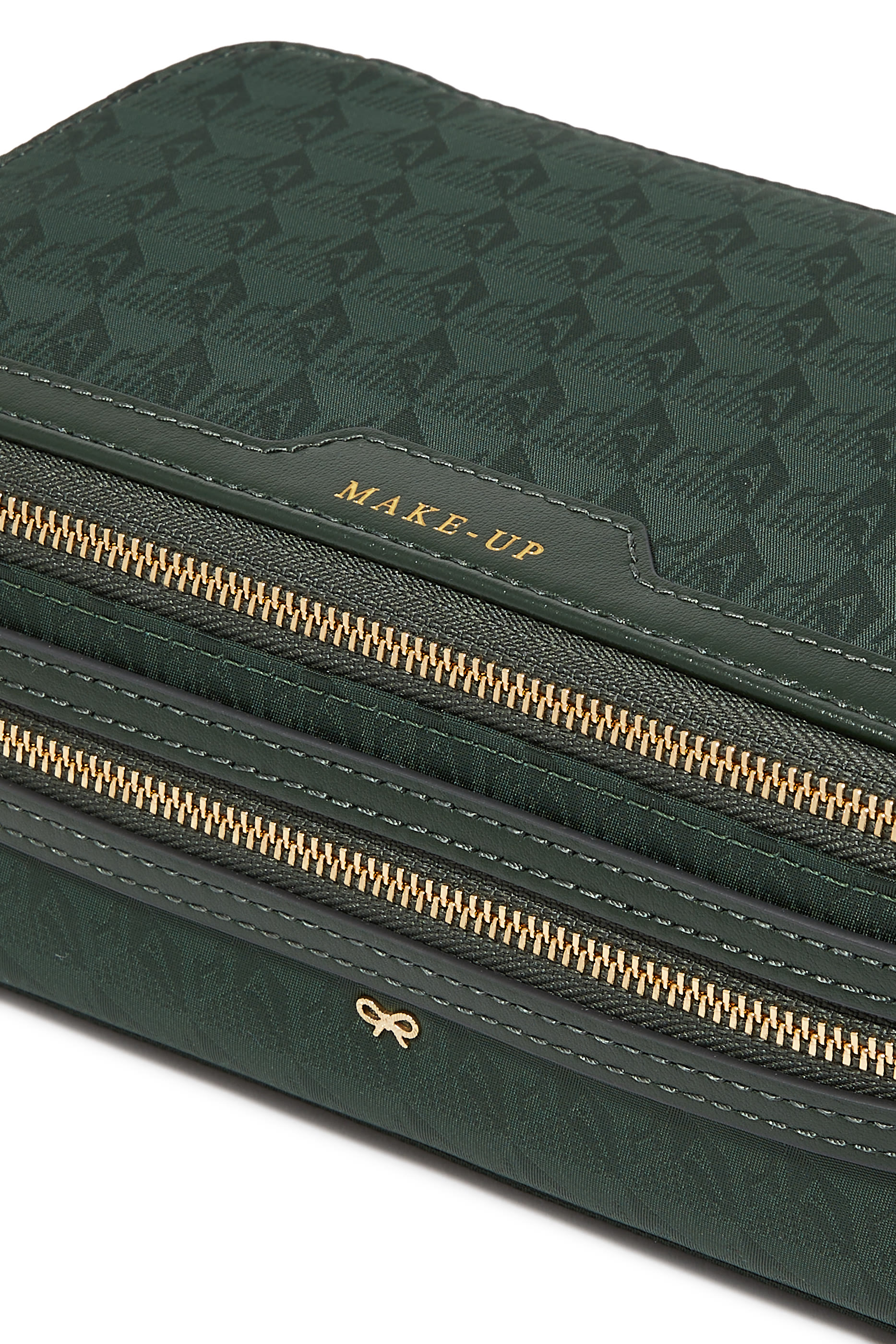 حقيبة مستحضرات تجميل صغيرة بشعار الماركة