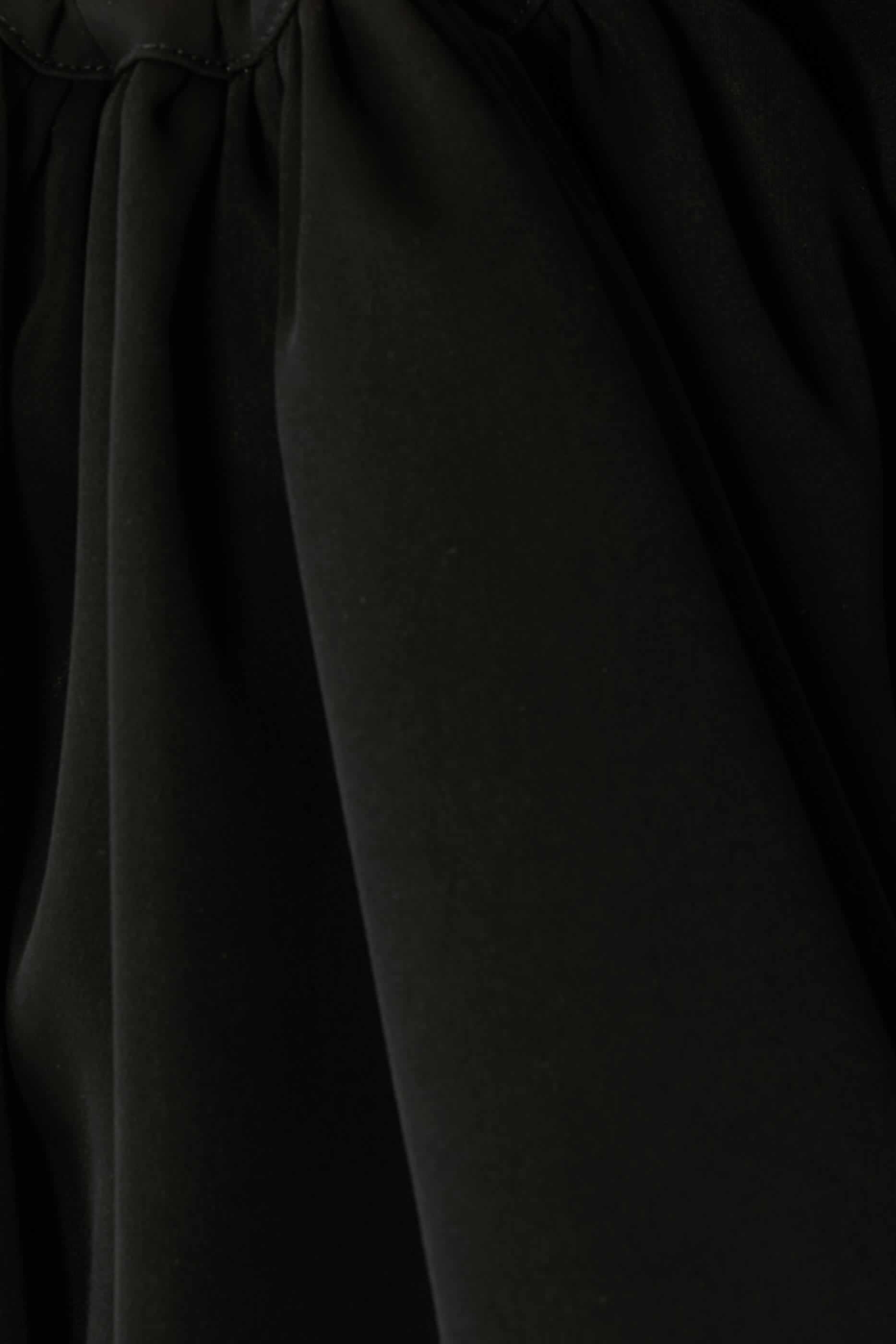 فستان سهرة بأكتاف متساقطة وأكمام منفوخة