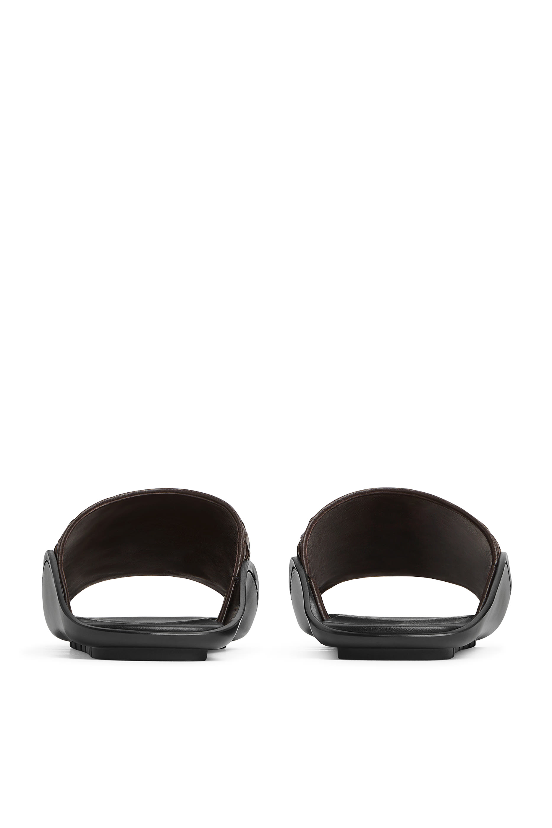 صندل مفتوح من الخلف بتصميم متموج