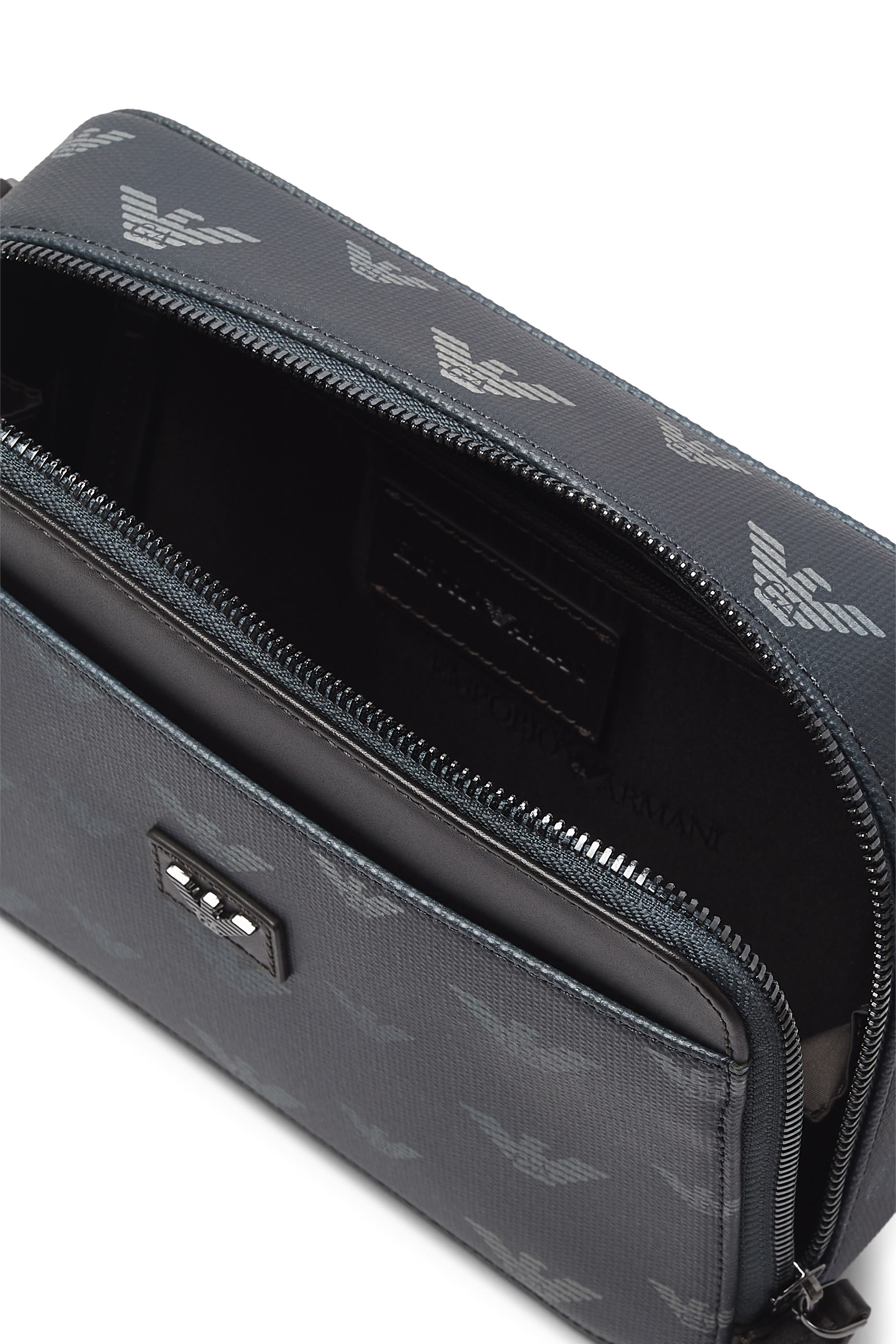 حقيبة كروس بودي مزينة كليا بشعار الماركة قماش قنب مغلف