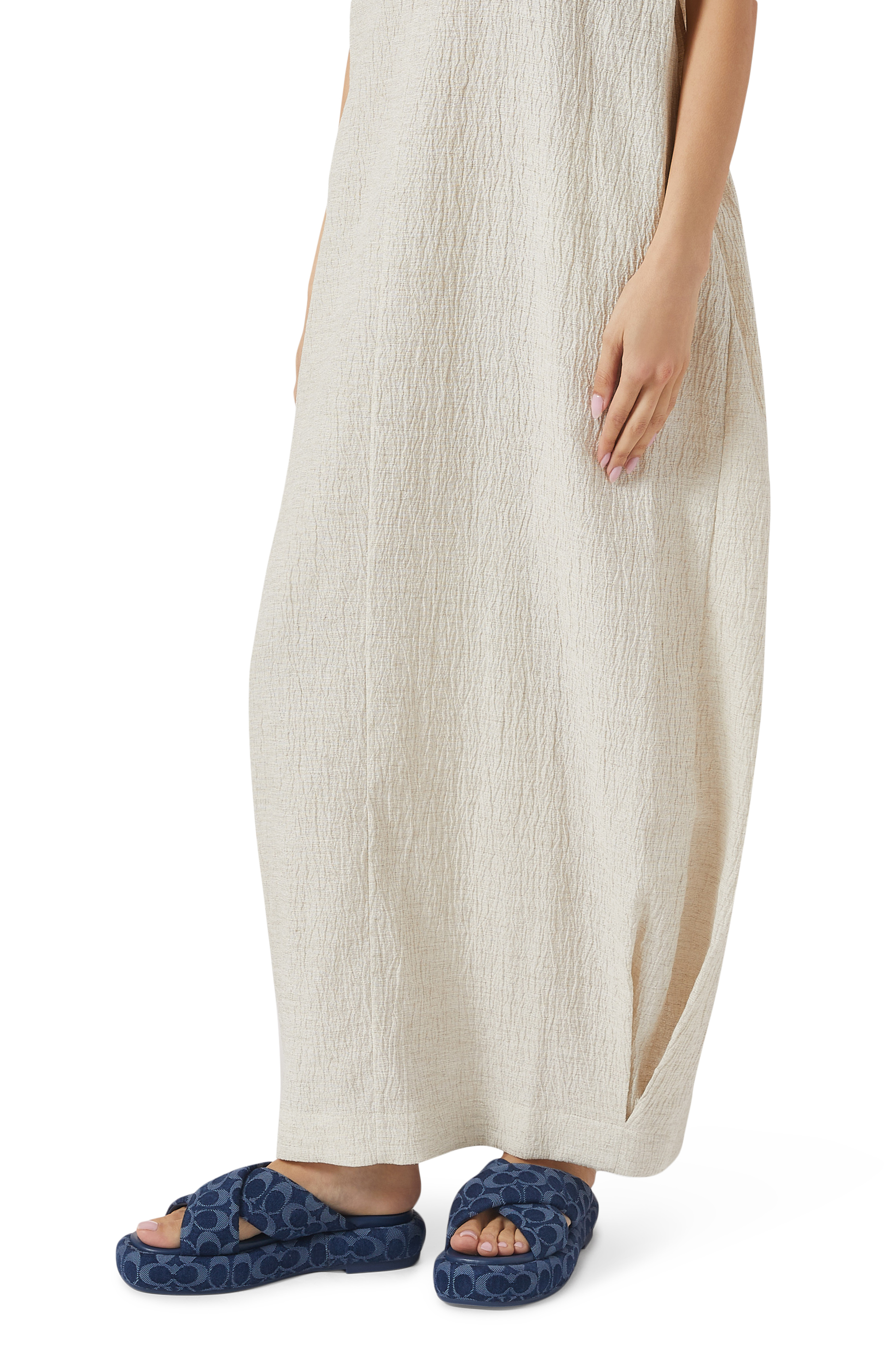 صندل بينيلوب مزين بنقشة حرف شعار الماركة