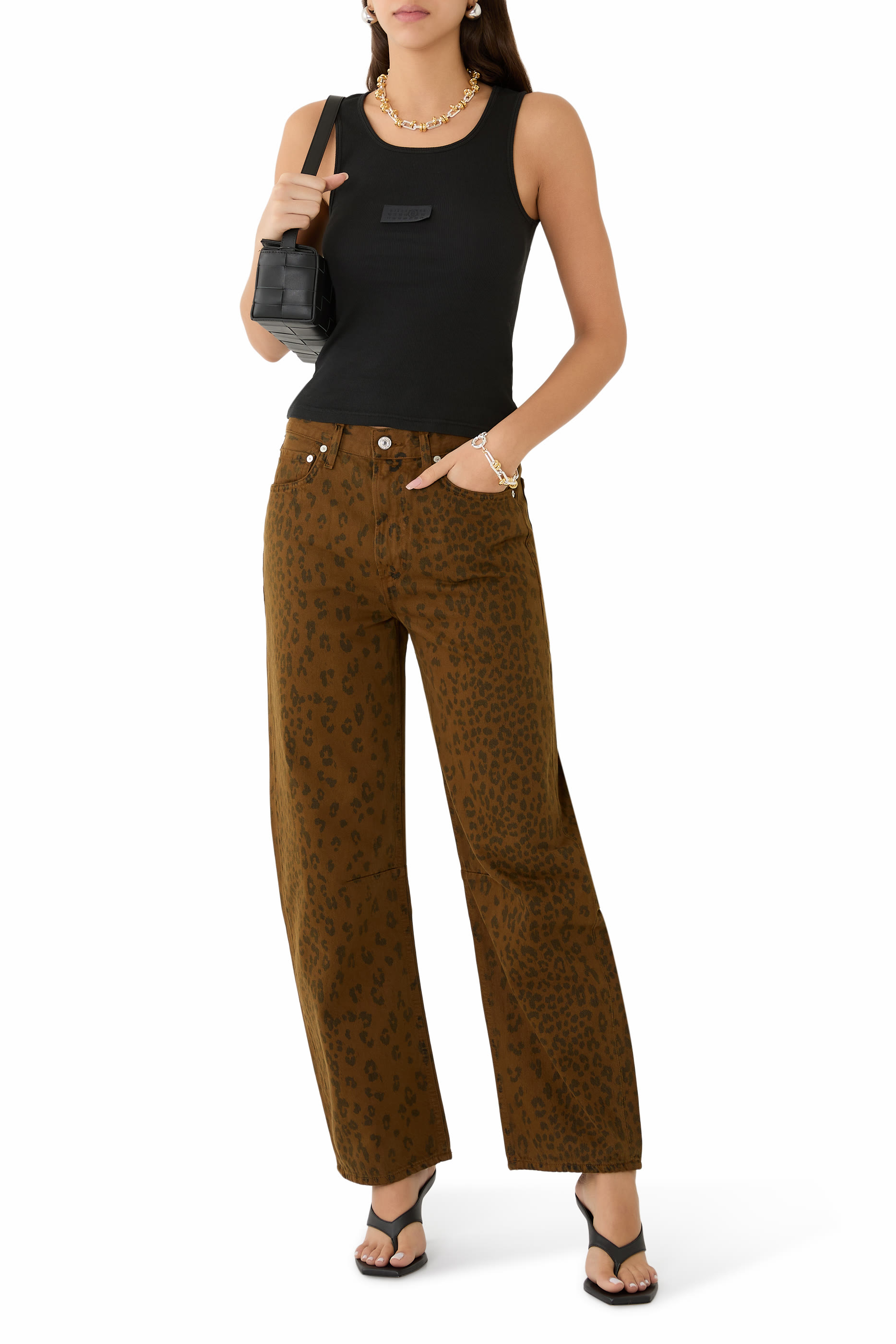 بلوزة مضلعة بلا أكمام