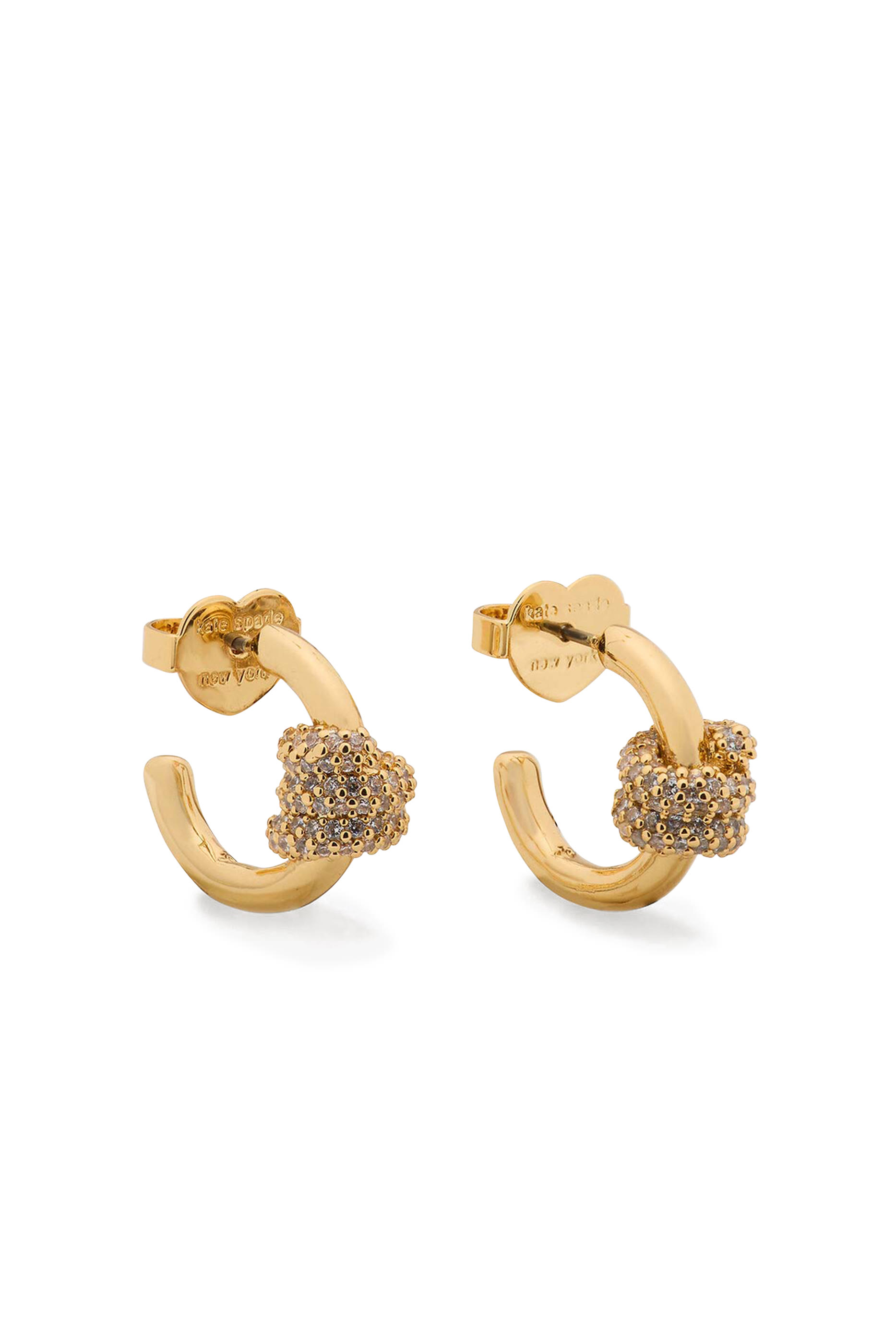 أقراط هاجي روبس اد نوتس مرصعة بأحجار زركونيا بافيه، معدن مطلي ومشابك تيتانيوم