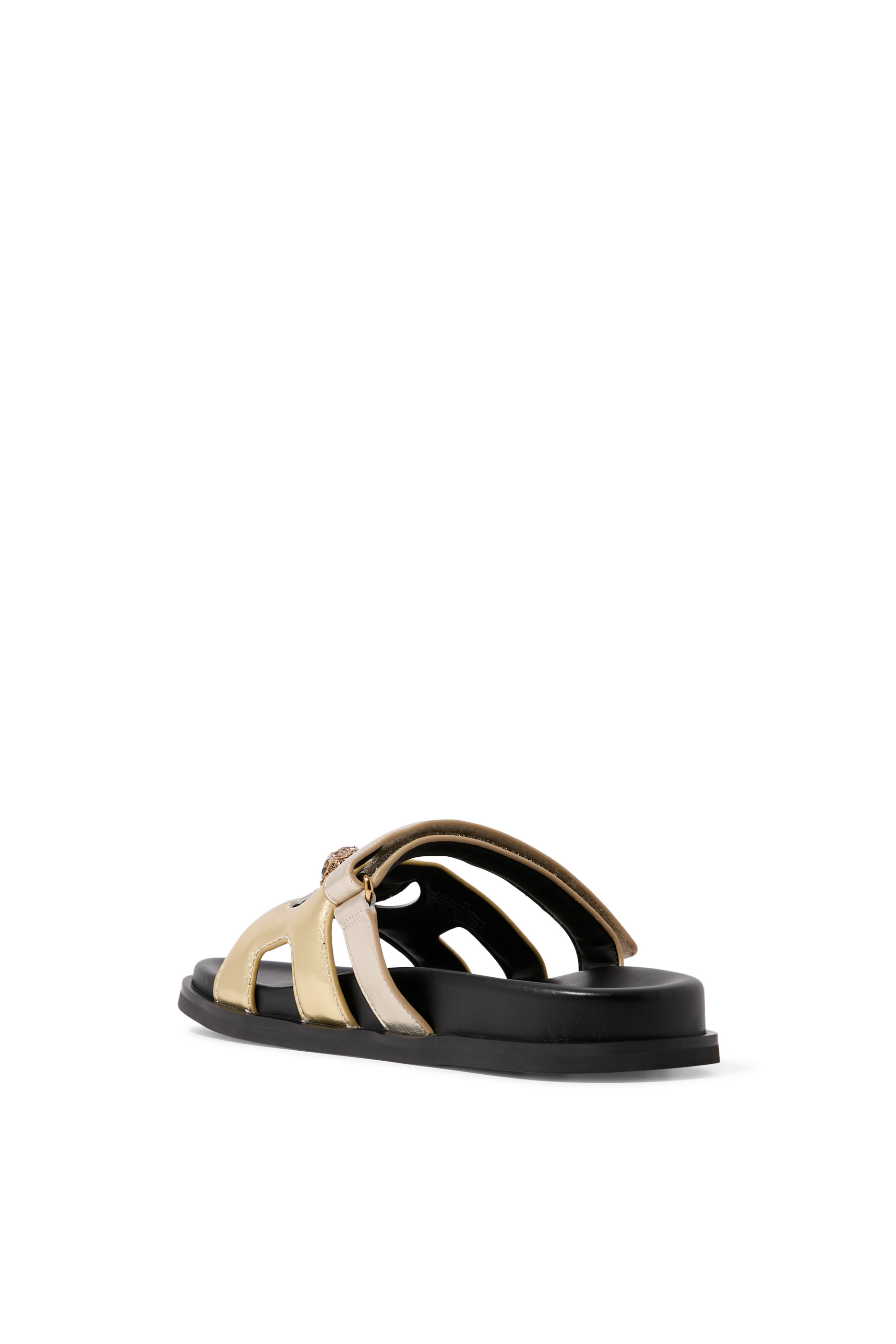 صندل بفتحات مزين بحلية شعار الماركة