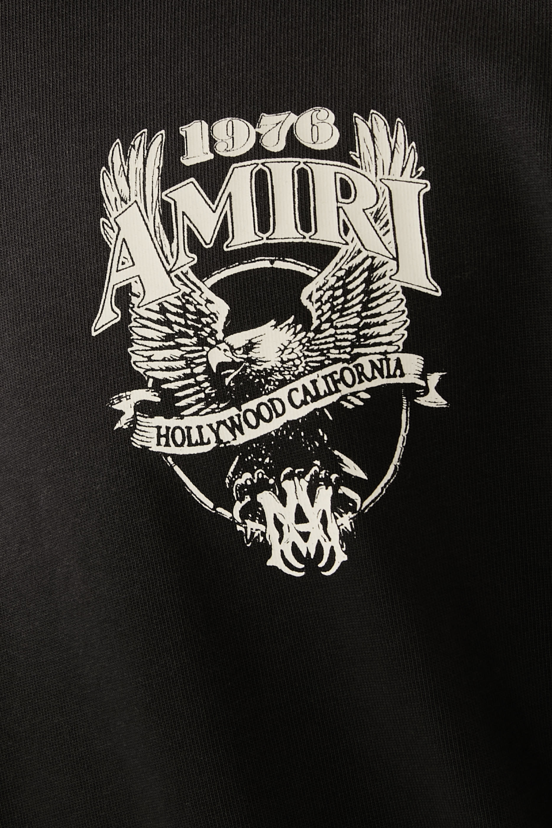 تيشيرت بشعار الماركة بقصة فضفاضة