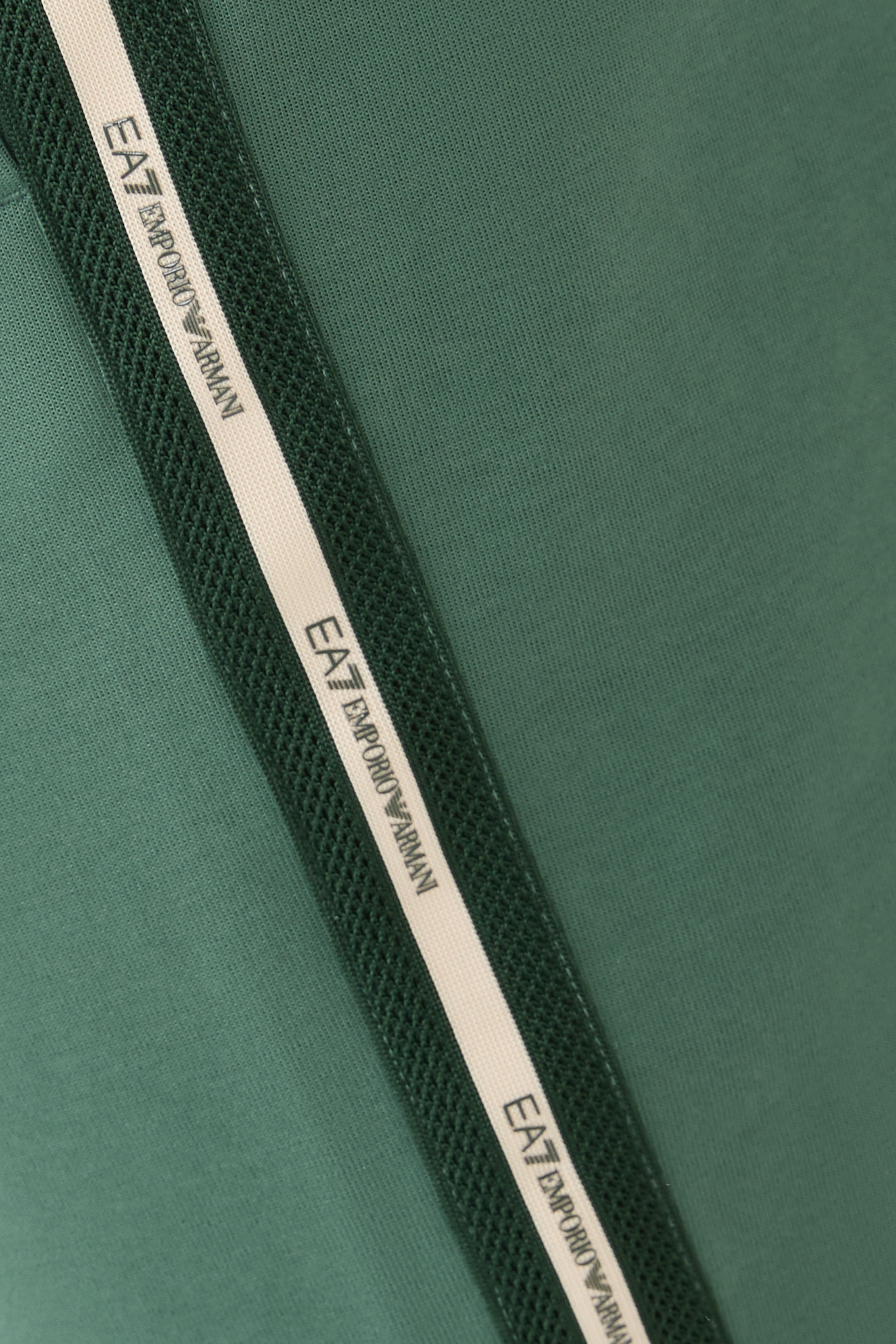 شورت بخطوط بشعار الماركة عند الجانب