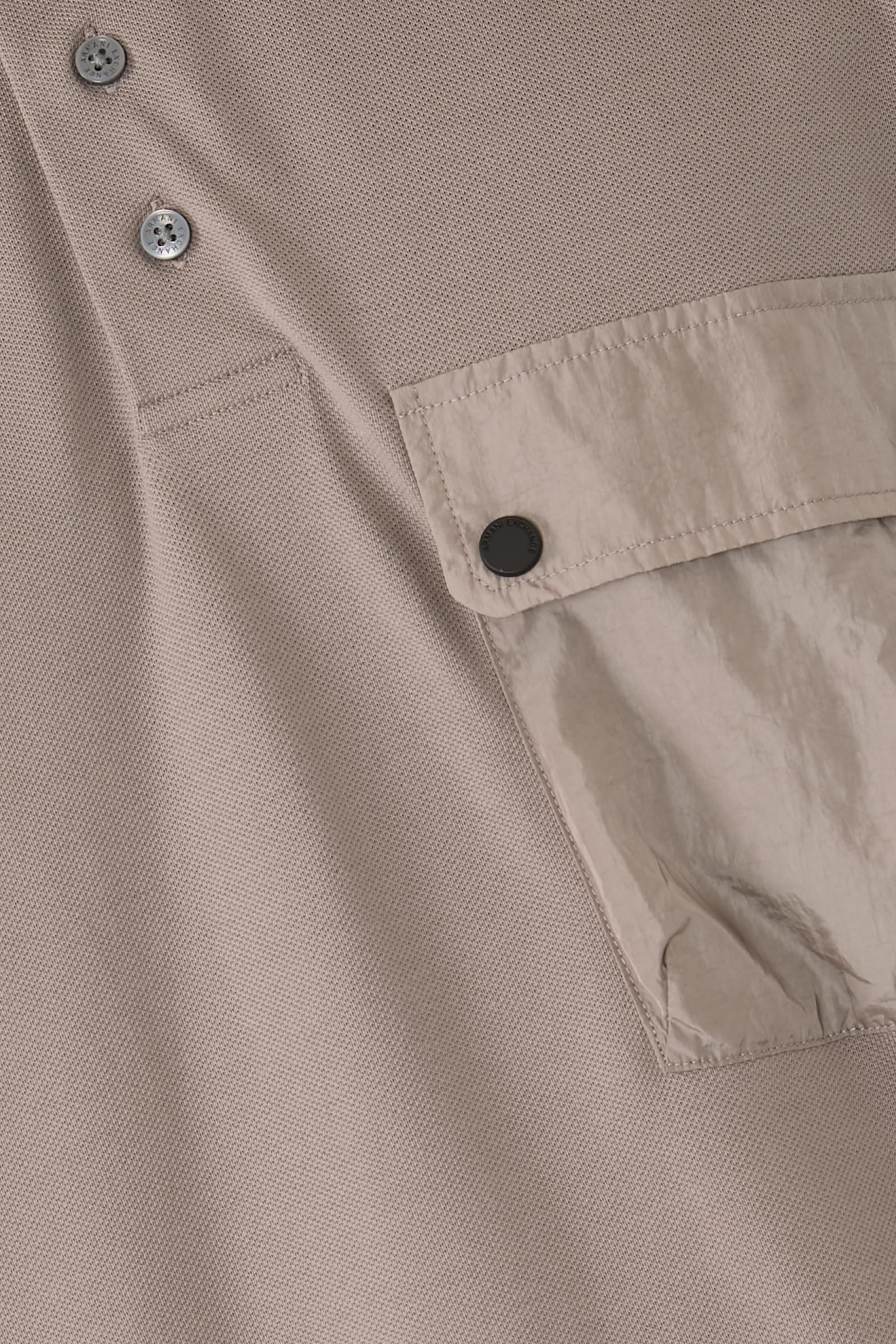 قميص بولو بجيب بشعار الماركة 