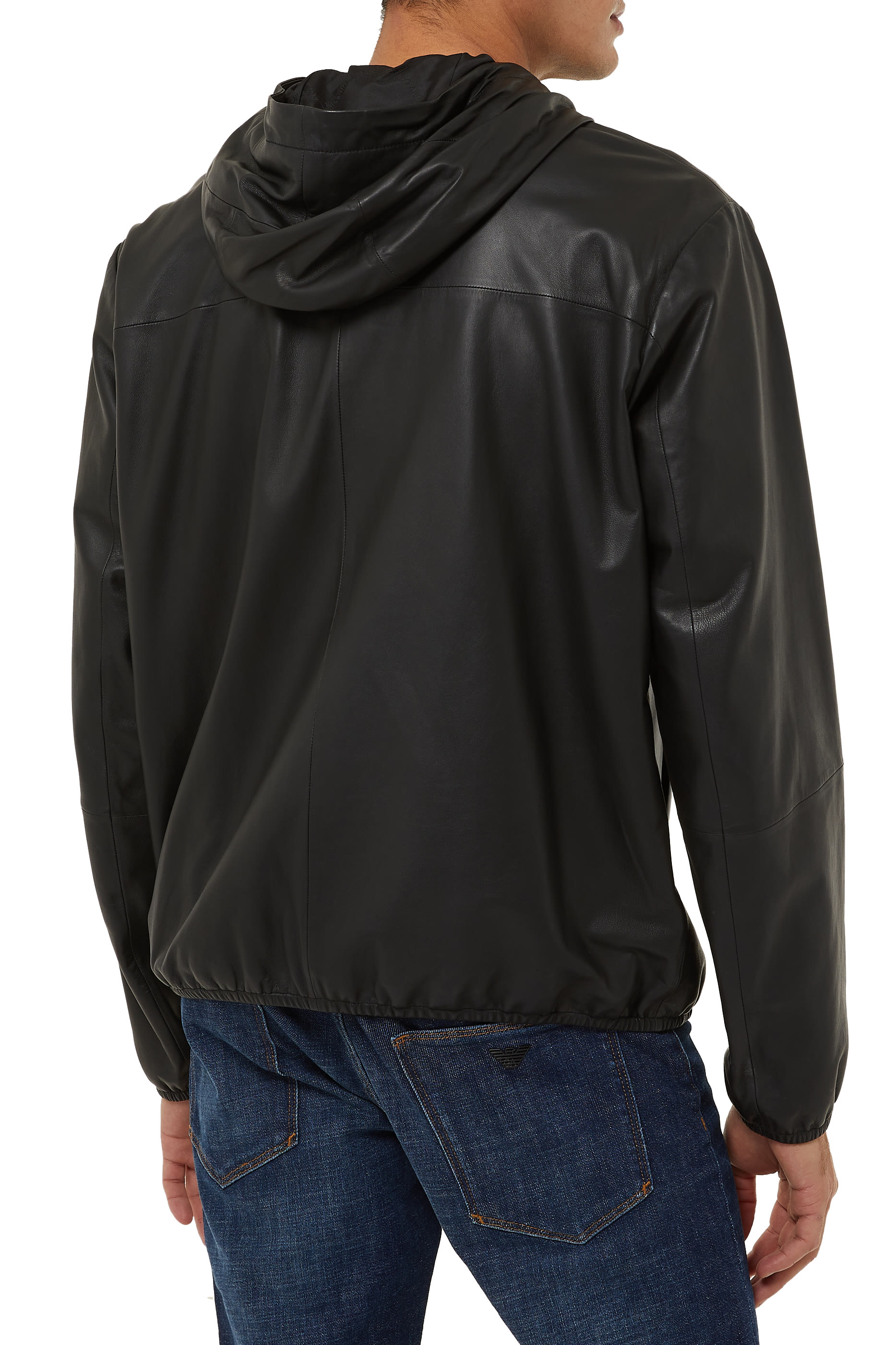 جاكيت بشعار الماركة على الصدر